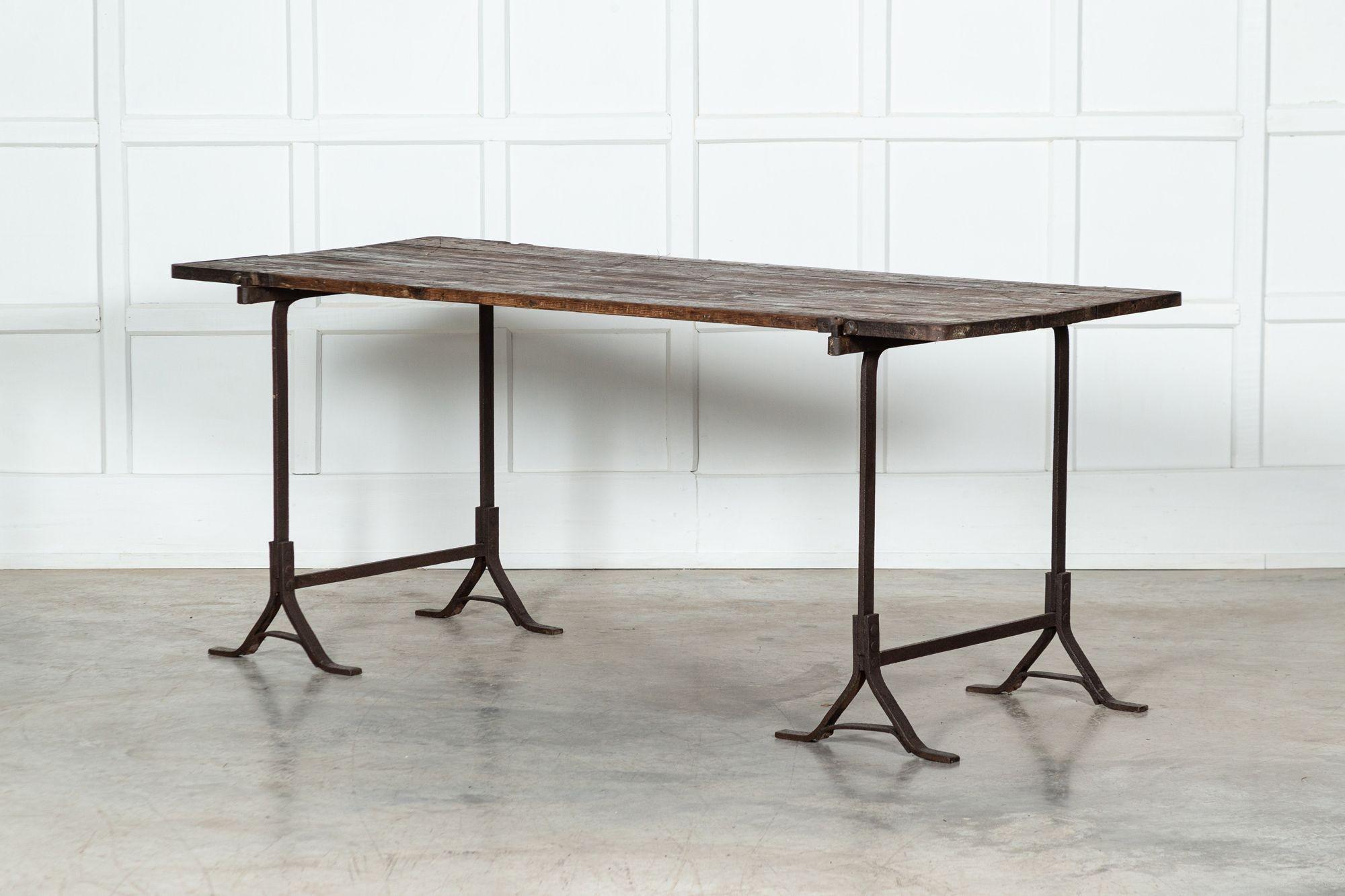 Table à tréteaux en fer et en pin du XIXe siècle en vente 10