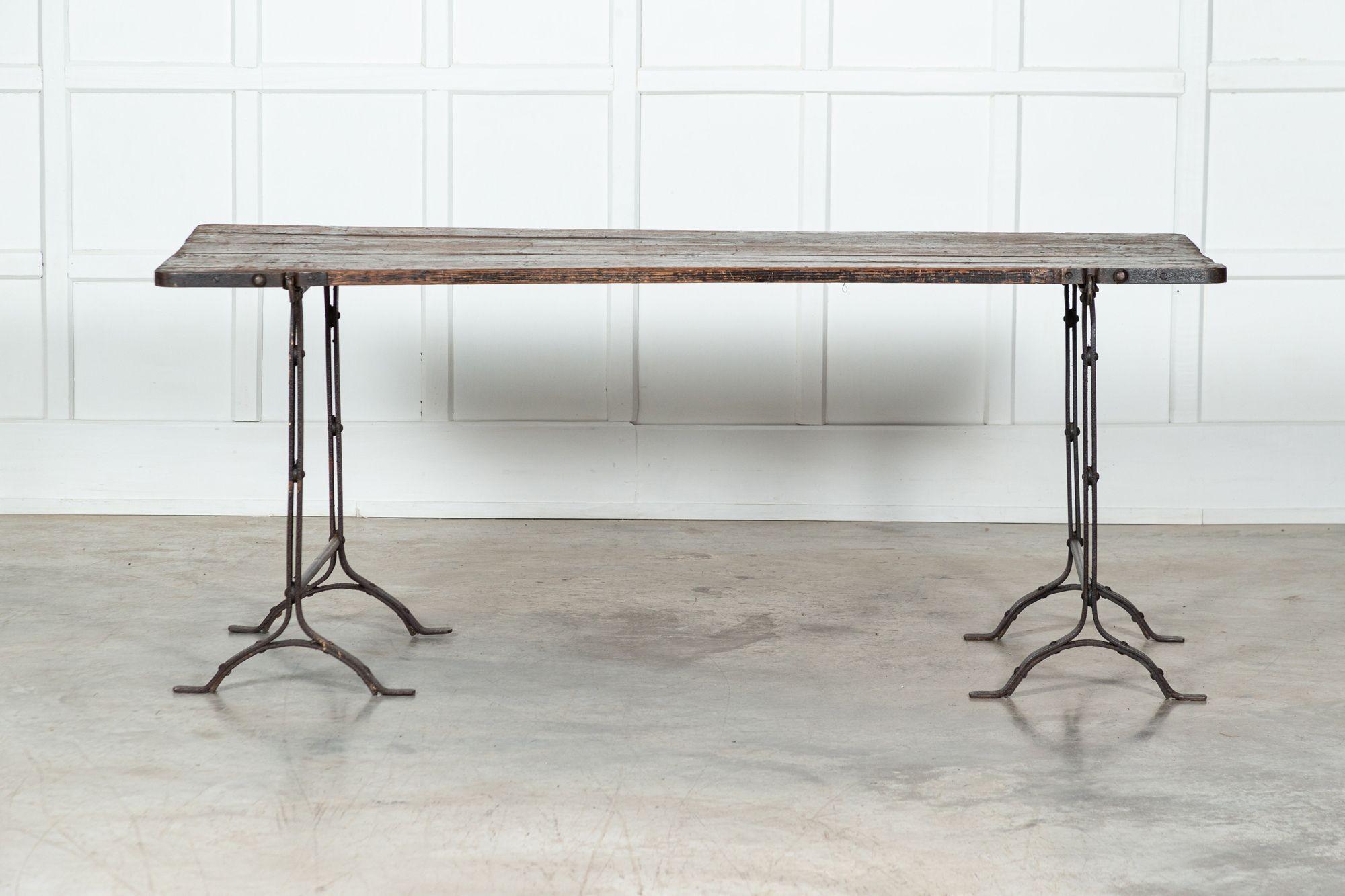 Pin Table à tréteaux en fer et en pin du XIXe siècle en vente