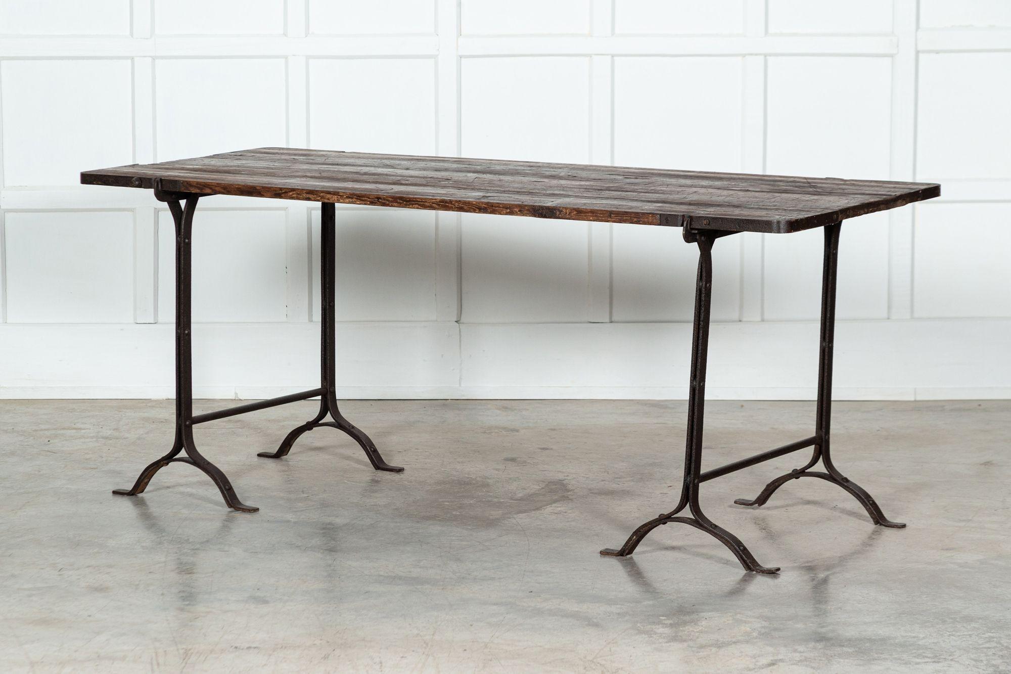Fer Table à tréteaux en fer et en pin du XIXe siècle en vente