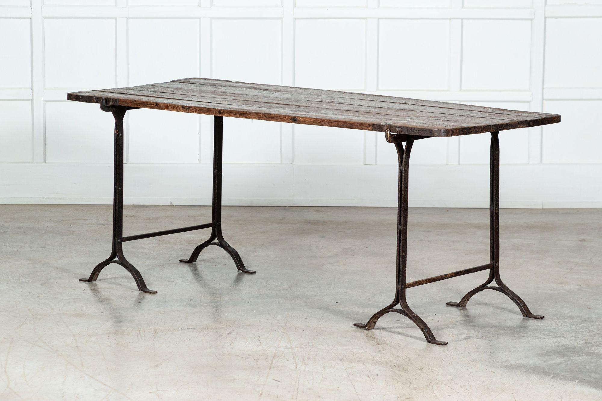 Table à tréteaux en fer et en pin du XIXe siècle en vente 1