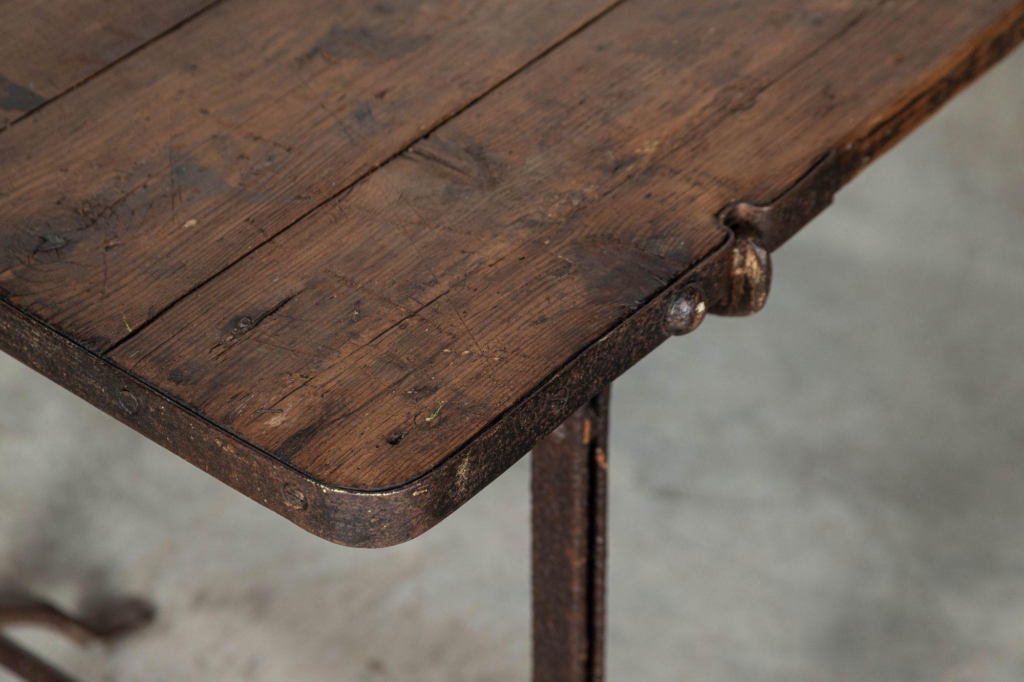 Fer Table à tréteaux en fer et en pin du XIXe siècle en vente