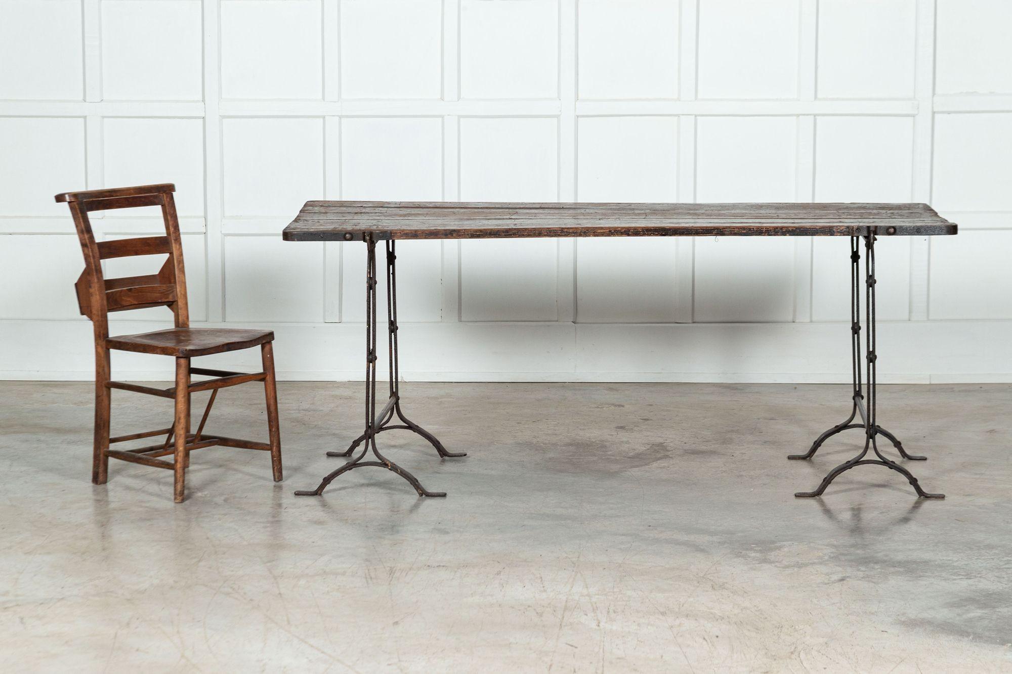 Table à tréteaux en fer et en pin du XIXe siècle en vente 3
