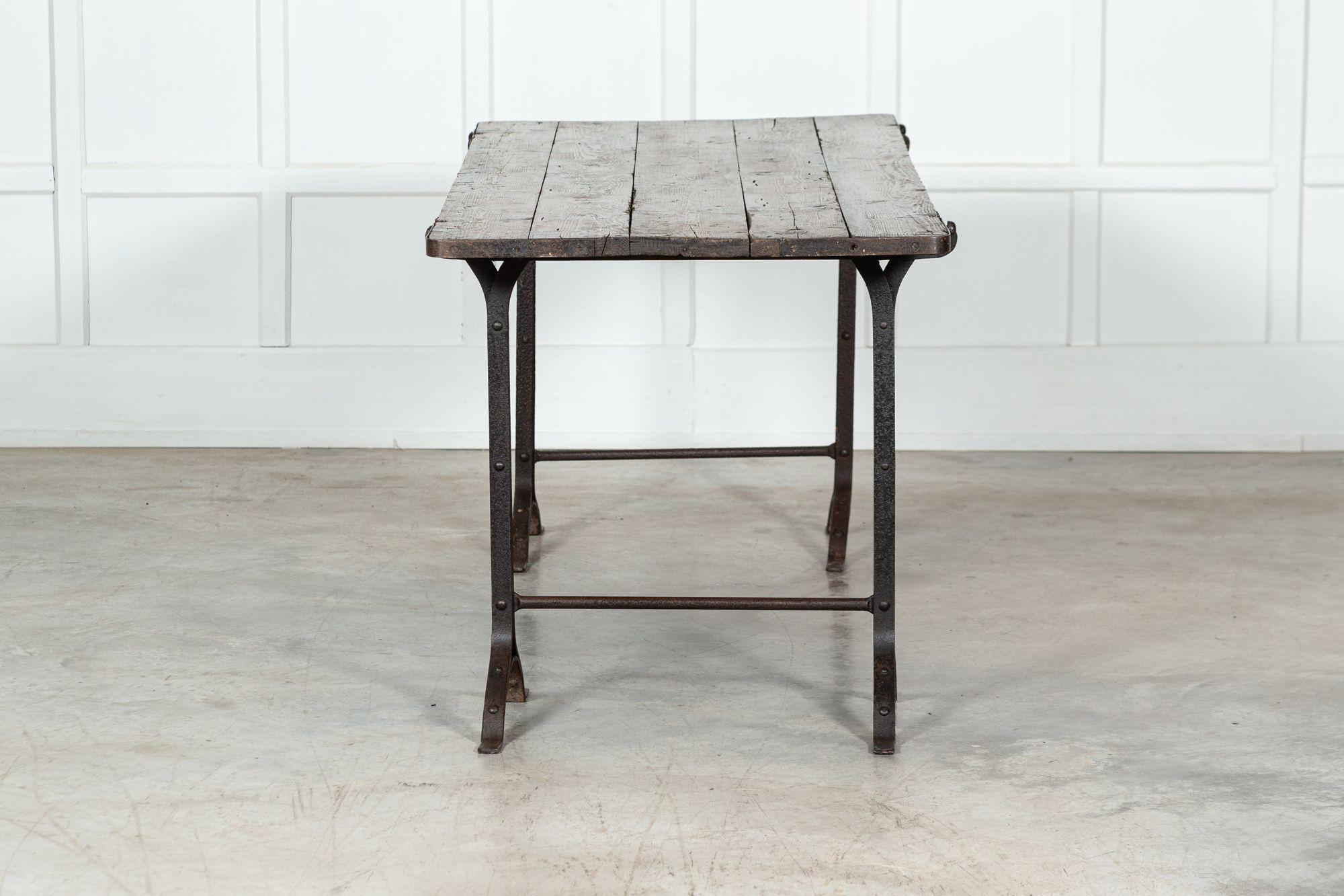 Table à tréteaux en fer et en pin du XIXe siècle en vente 3