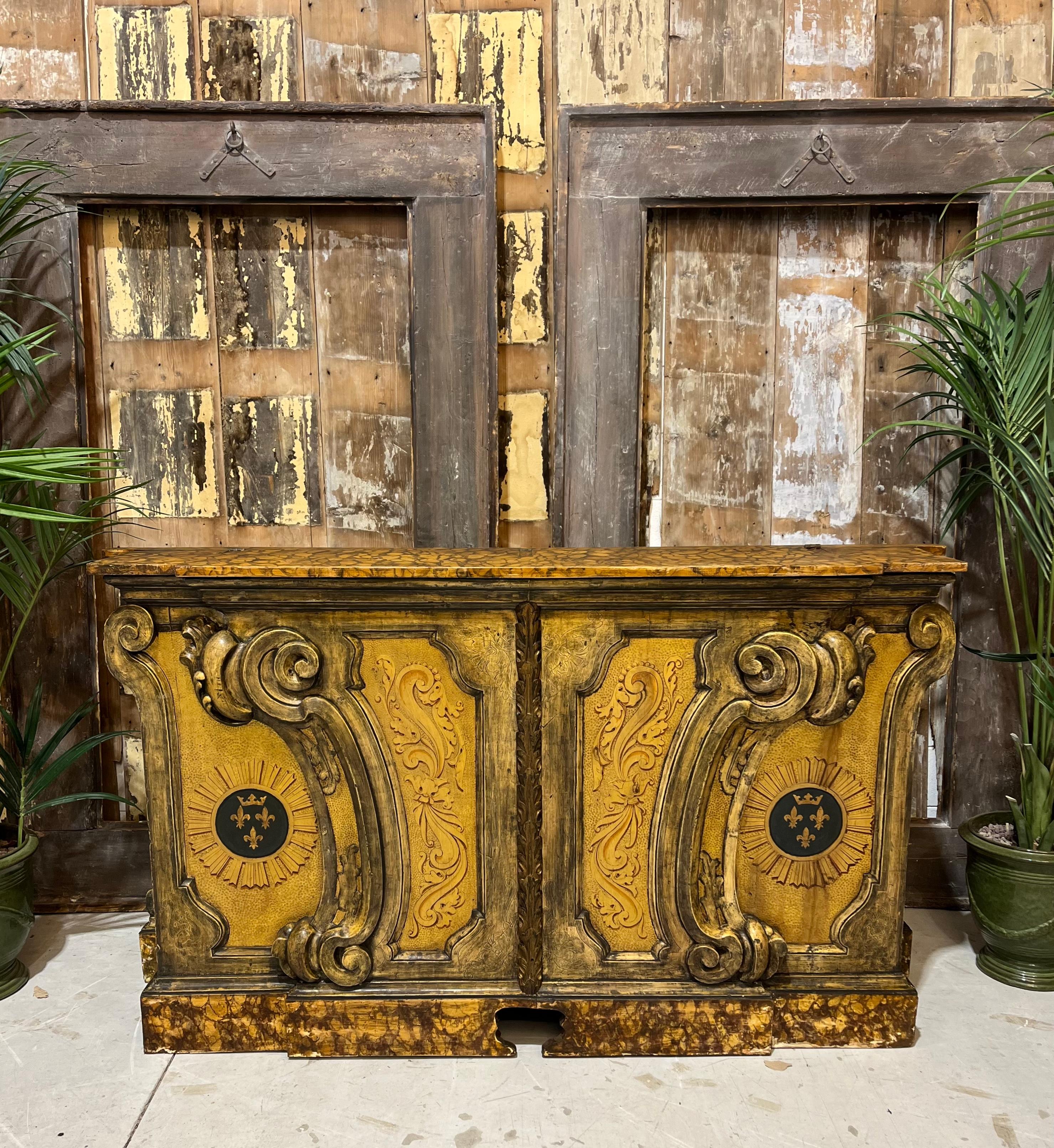 Console du début du XIXe siècle avec un compartiment de rangement dans la partie supérieure, à travers la partie supérieure qui s'ouvre sur un rabat. Belle dorure à la feuille, rinceaux et vignettes sur le devant. Profil supérieur et inférieur avec