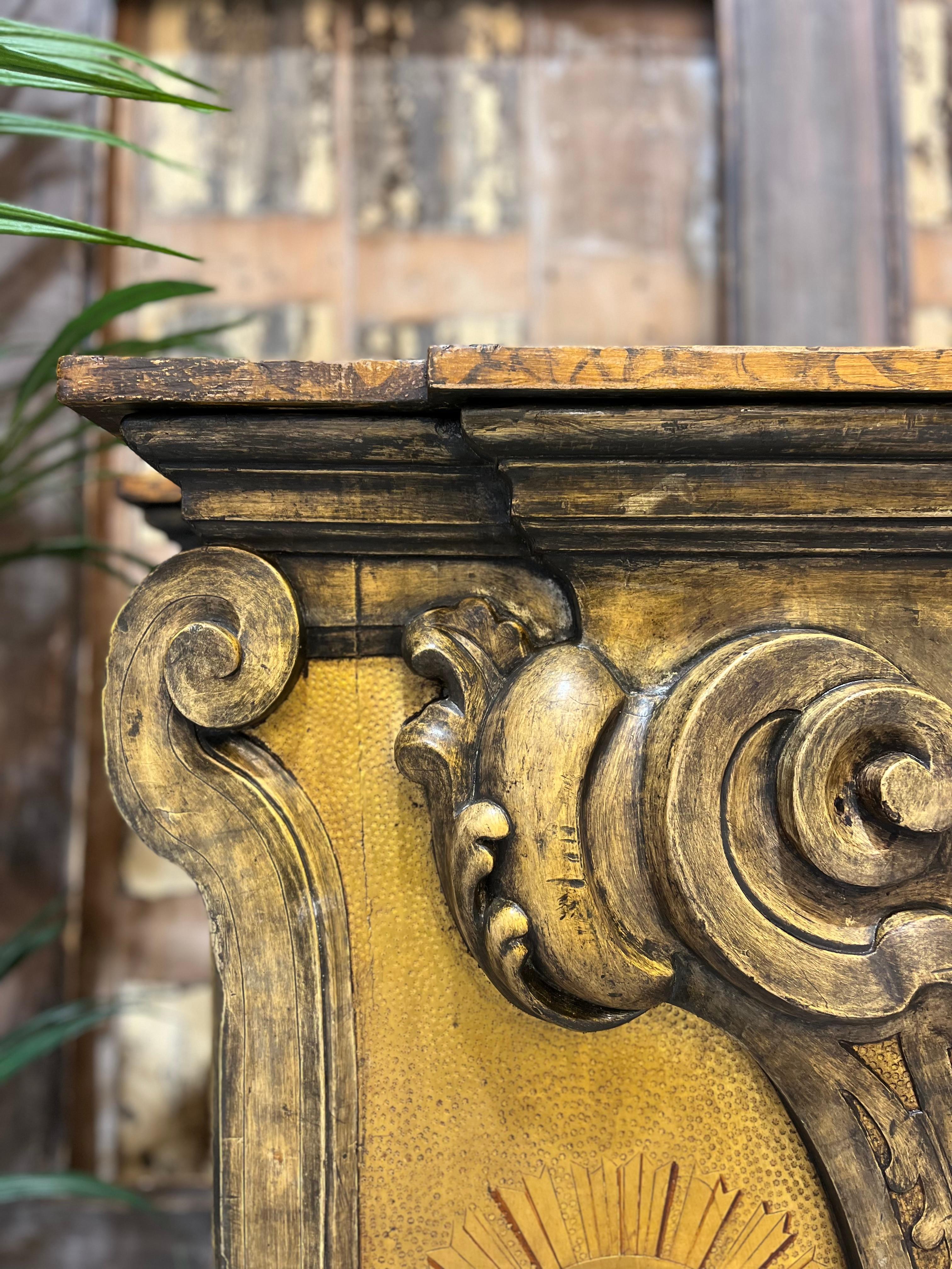 Sculpté console italienne à paliotto dorée du 19e siècle en vente