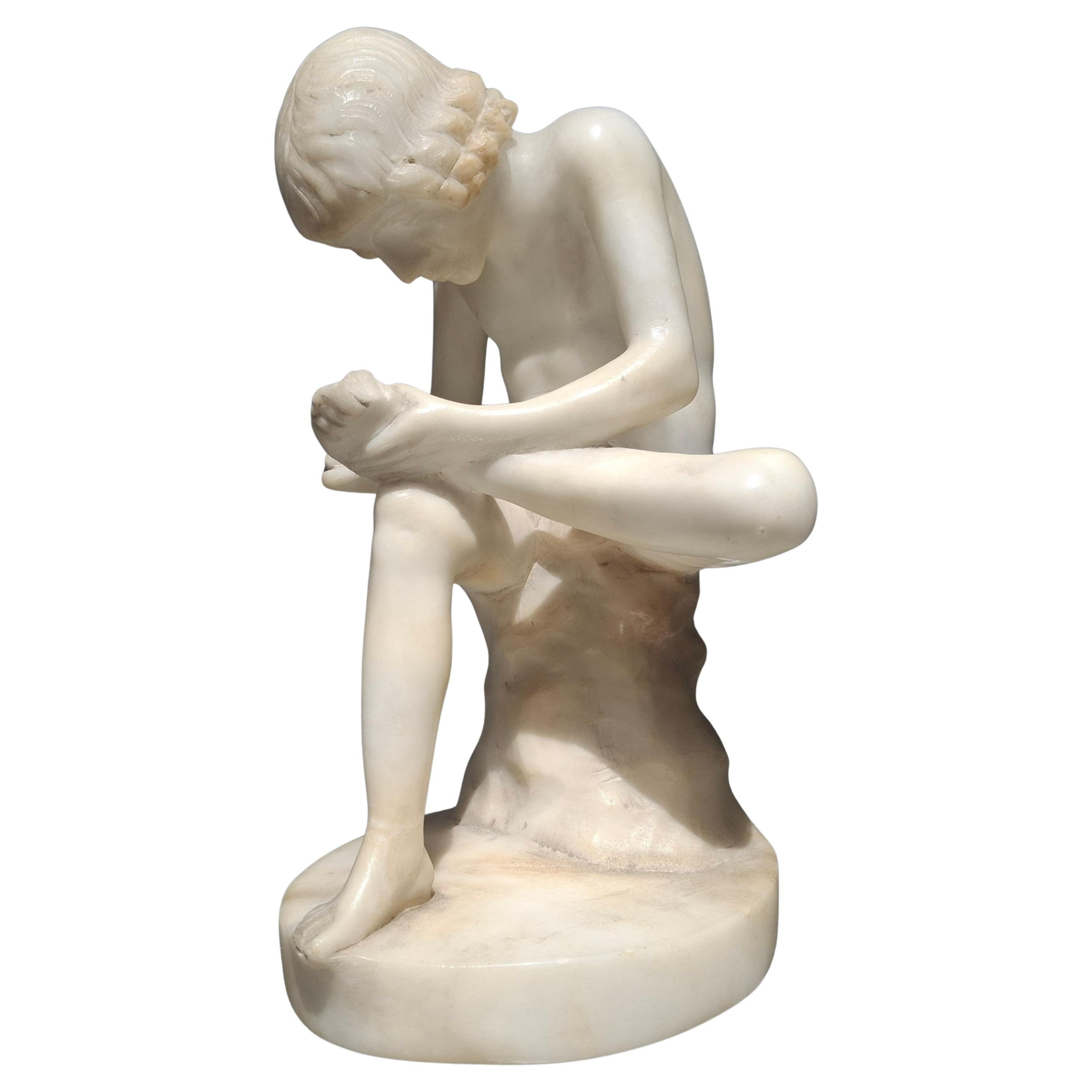 Scultura in marmo scolpita di Spinario, estrattore di spine, del XIX secolo. Dopo il capolavoro italiano del XVII secolo che risiede nel Museo di Roma.