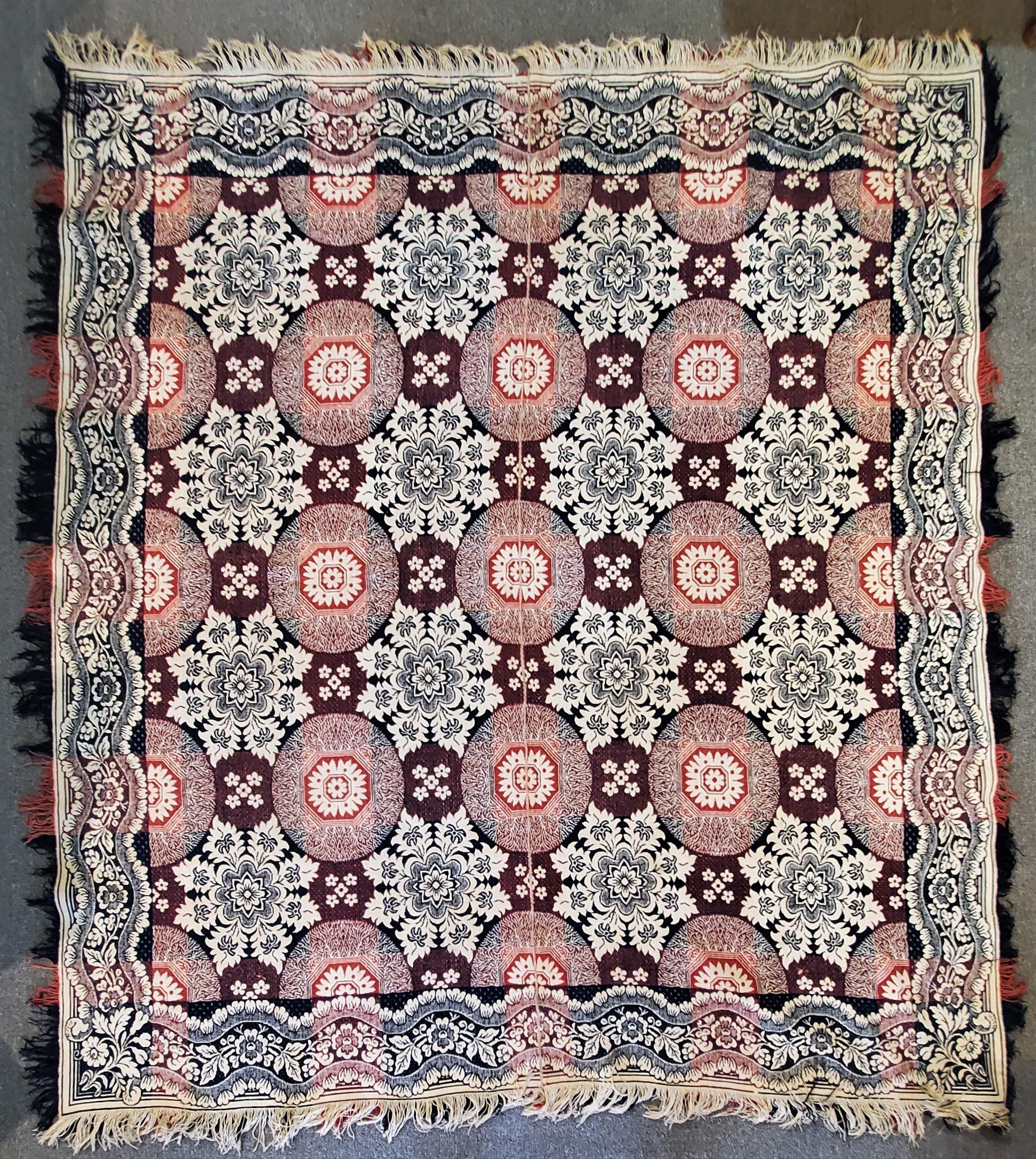Diese mehrfarbige, handgewebte Decke aus dem 19. Jahrhundert mit den originalen Fransen ist in gutem Zustand.