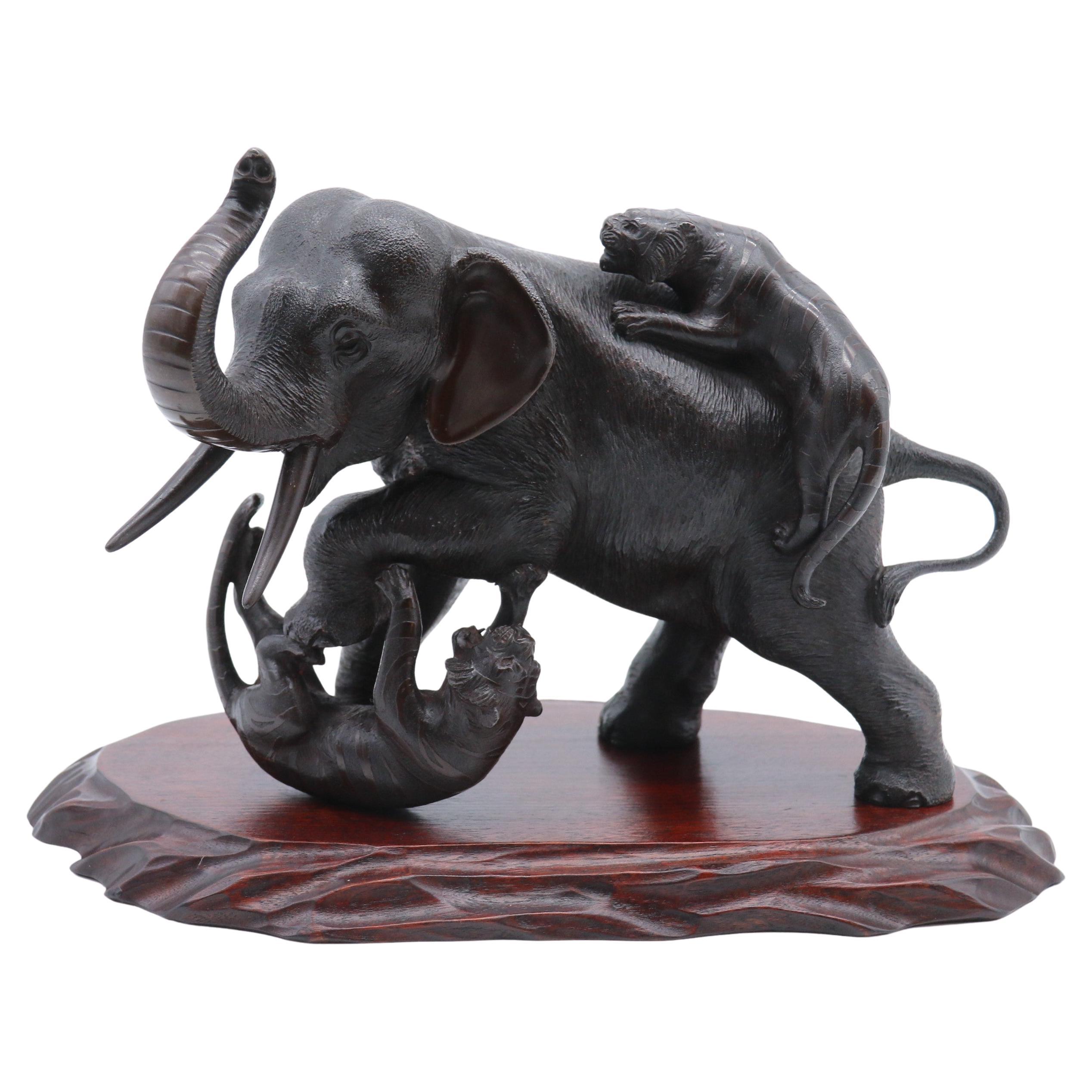 Étude en bronze japonais de la période Meiji du 19e siècle représentant un éléphant combattant deux tigres