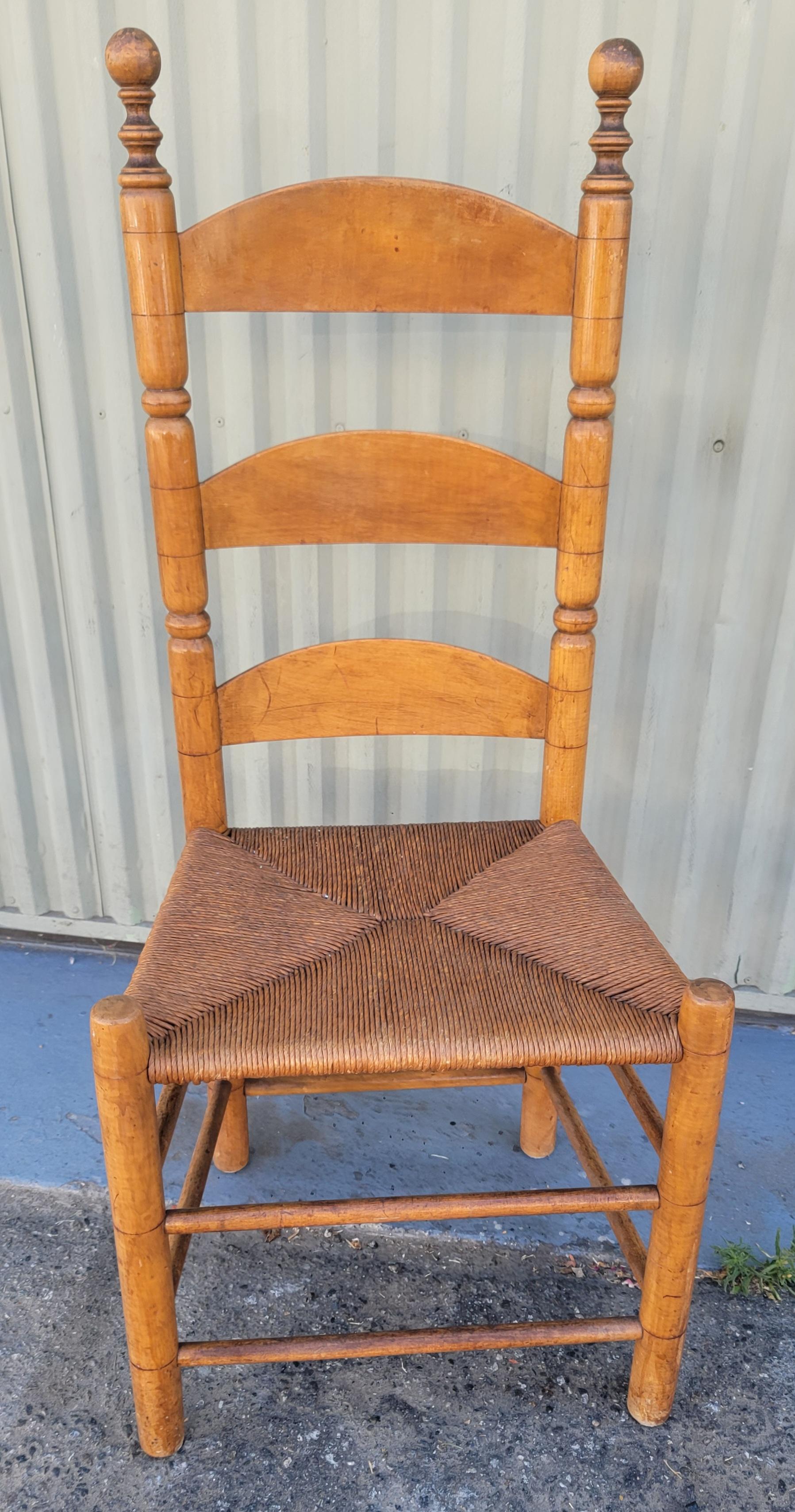 Sedia con schienale a scaletta del XIX secolo di colore naturale. Patina e età meravigliose. La seduta in rattan è in ottime condizioni. La sedia è forte e robusta. 