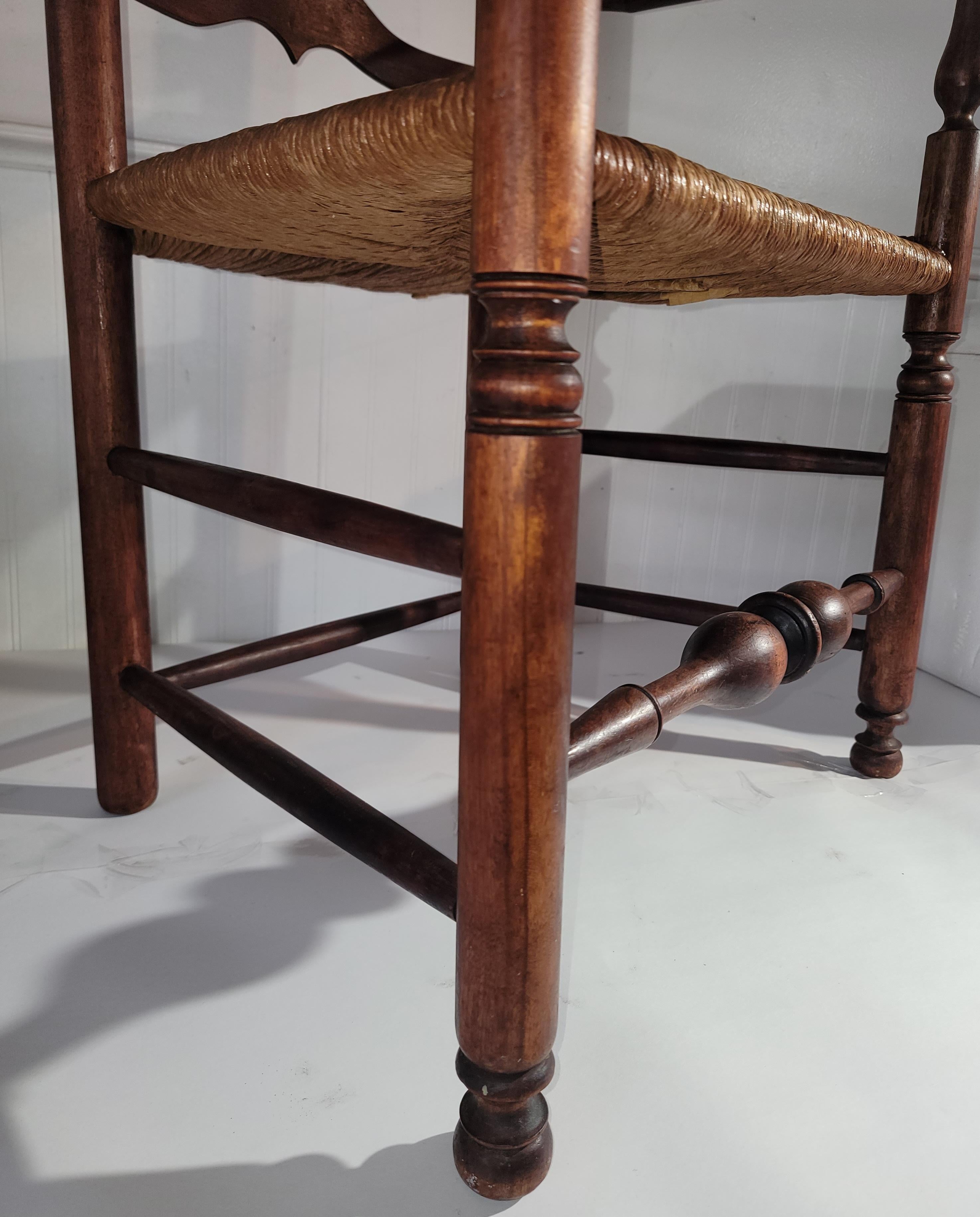 Sedia con schienale a scaletta 19Thc con seduta intrecciata a mano in vendita 3