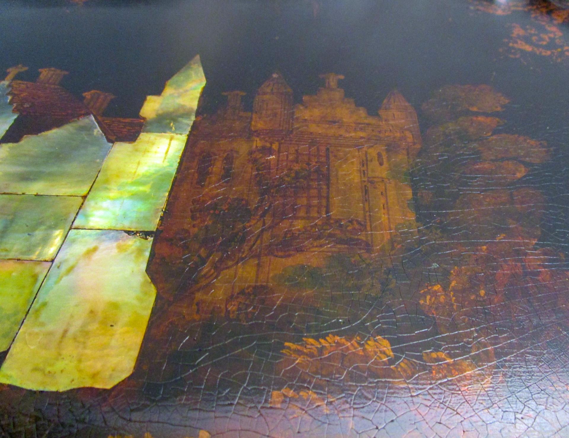  19. Jahrhundert Große antike Pappmaché & Perlmutt Inlay w Blattgold Tablett Tisch (Obstholz) im Angebot