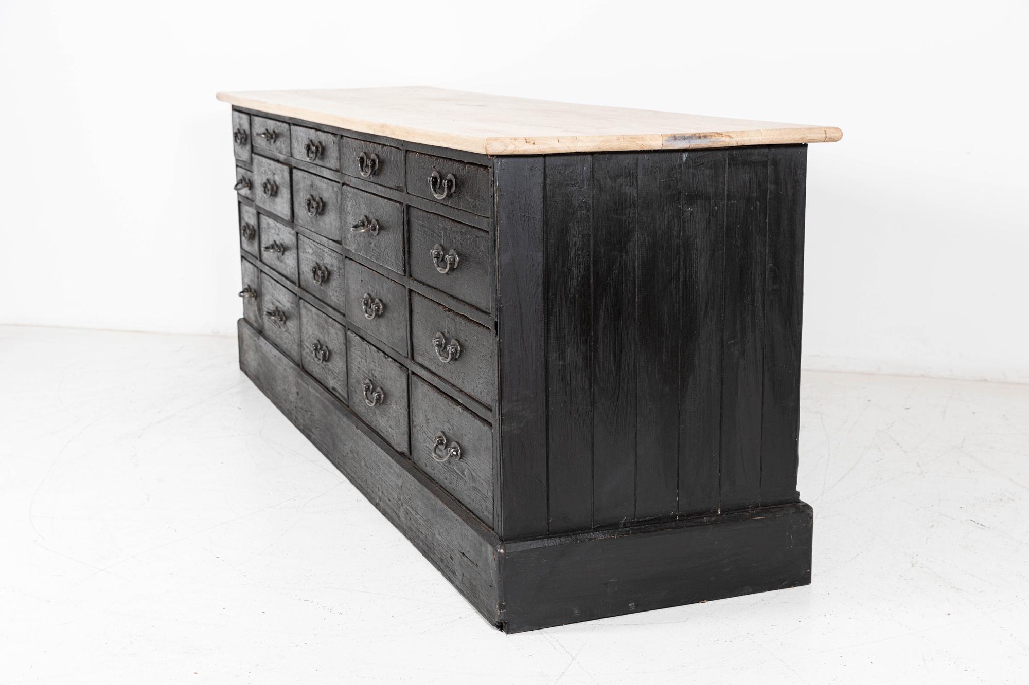 Chêne Grande banque de tiroirs anglaise du 19ème siècle en bois d'ébène pour comptoir de magasin en vente