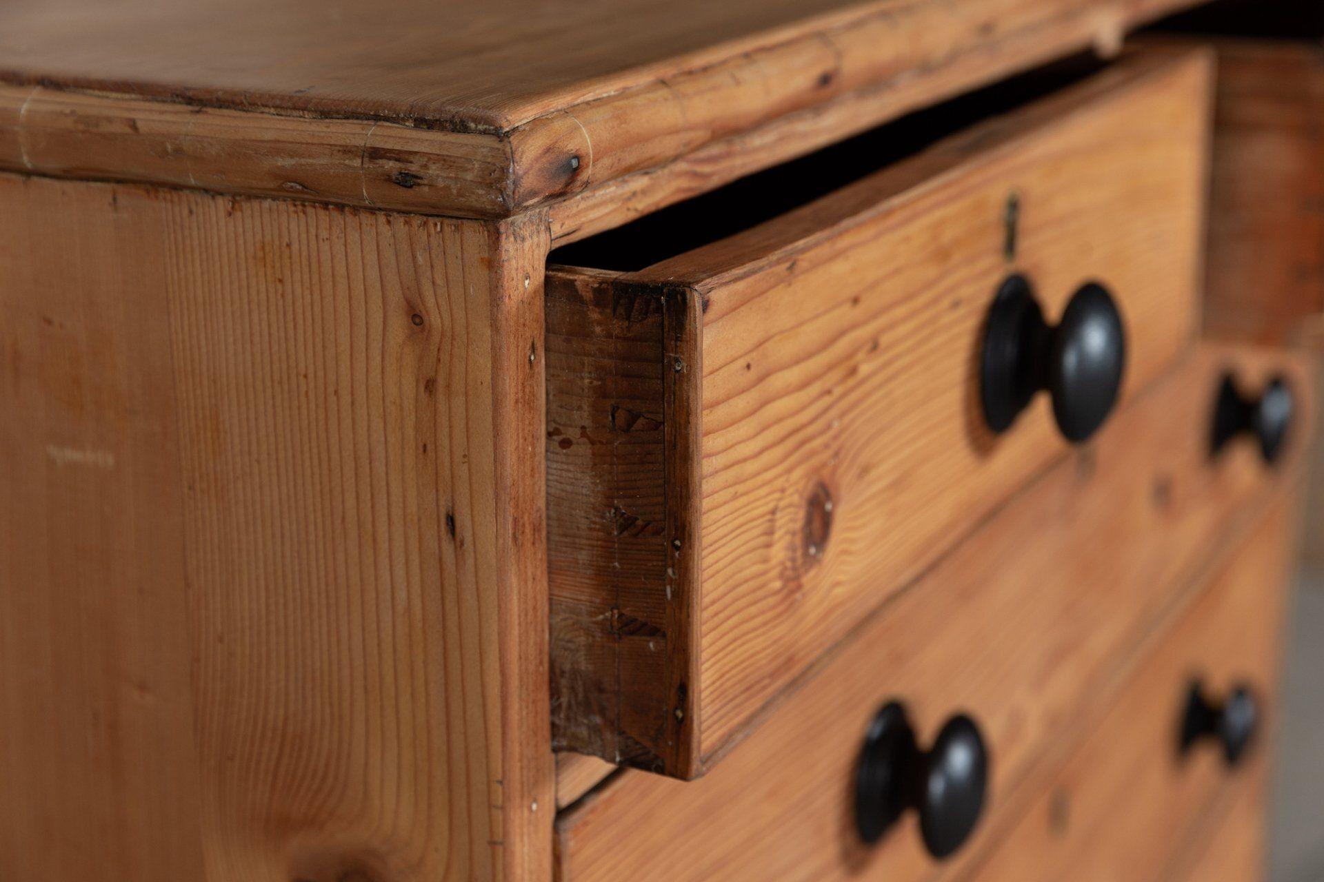 circa 1870
19th C large English pine faux bamboo chest drawers.
sku 1263
Measures: W98 x D55 x H115 cm.