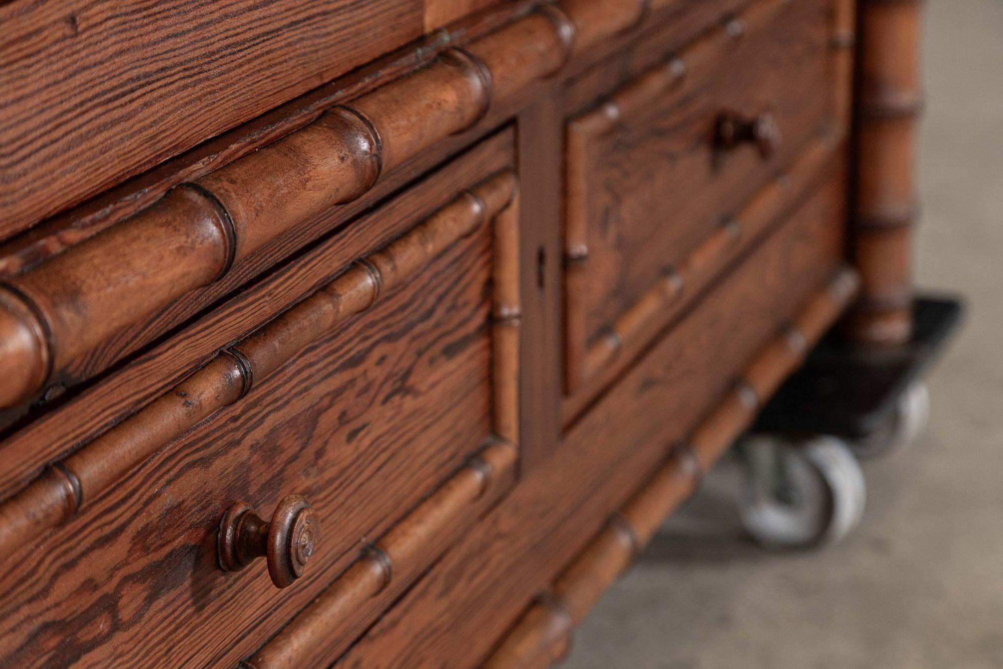 19thC Große Französisch Kiefer Faux Bambus Kleiderschrank im Angebot 7