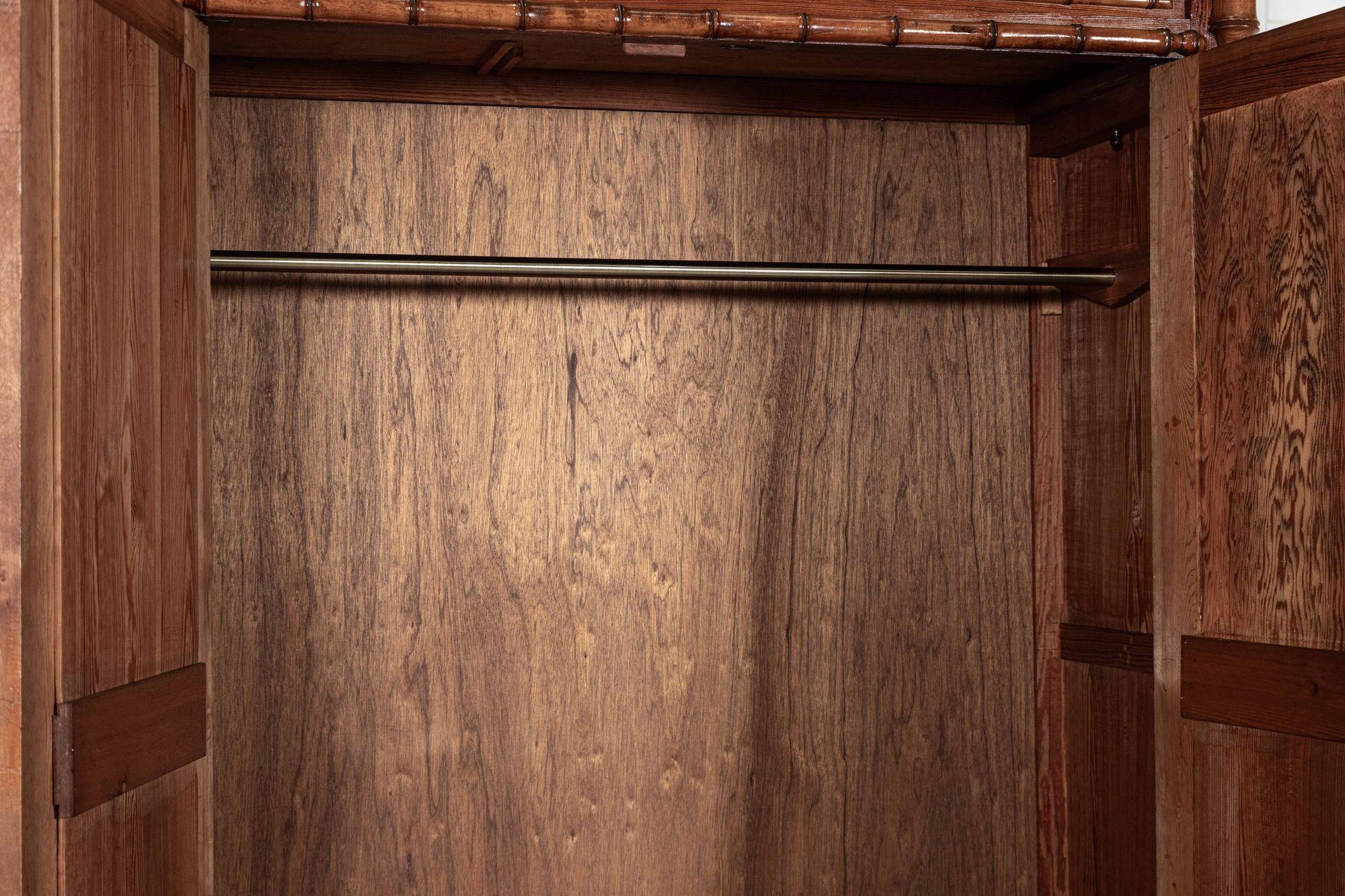 19thC Große Französisch Kiefer Faux Bambus Kleiderschrank im Angebot 10