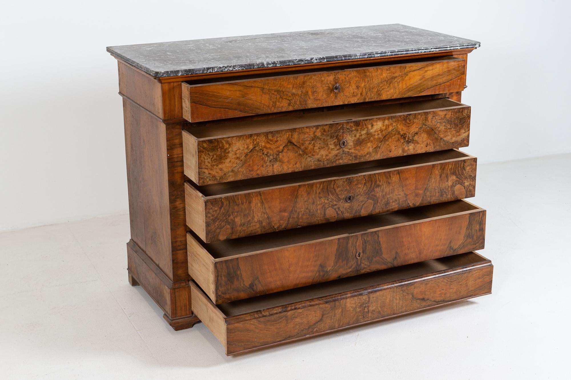 Grande commode francese in noce con piano in marmo del XIX secolo in vendita 4