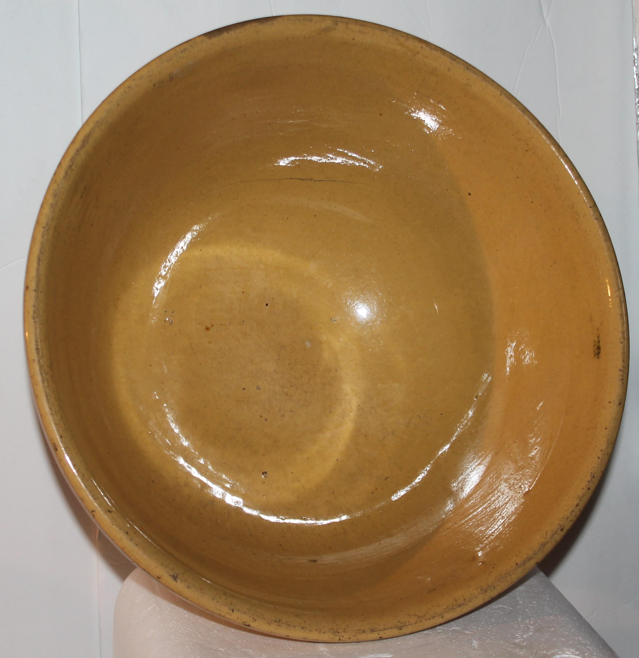 American 19thC Large Mocha Green Seaweed Yellow Ware Bowl For Sale