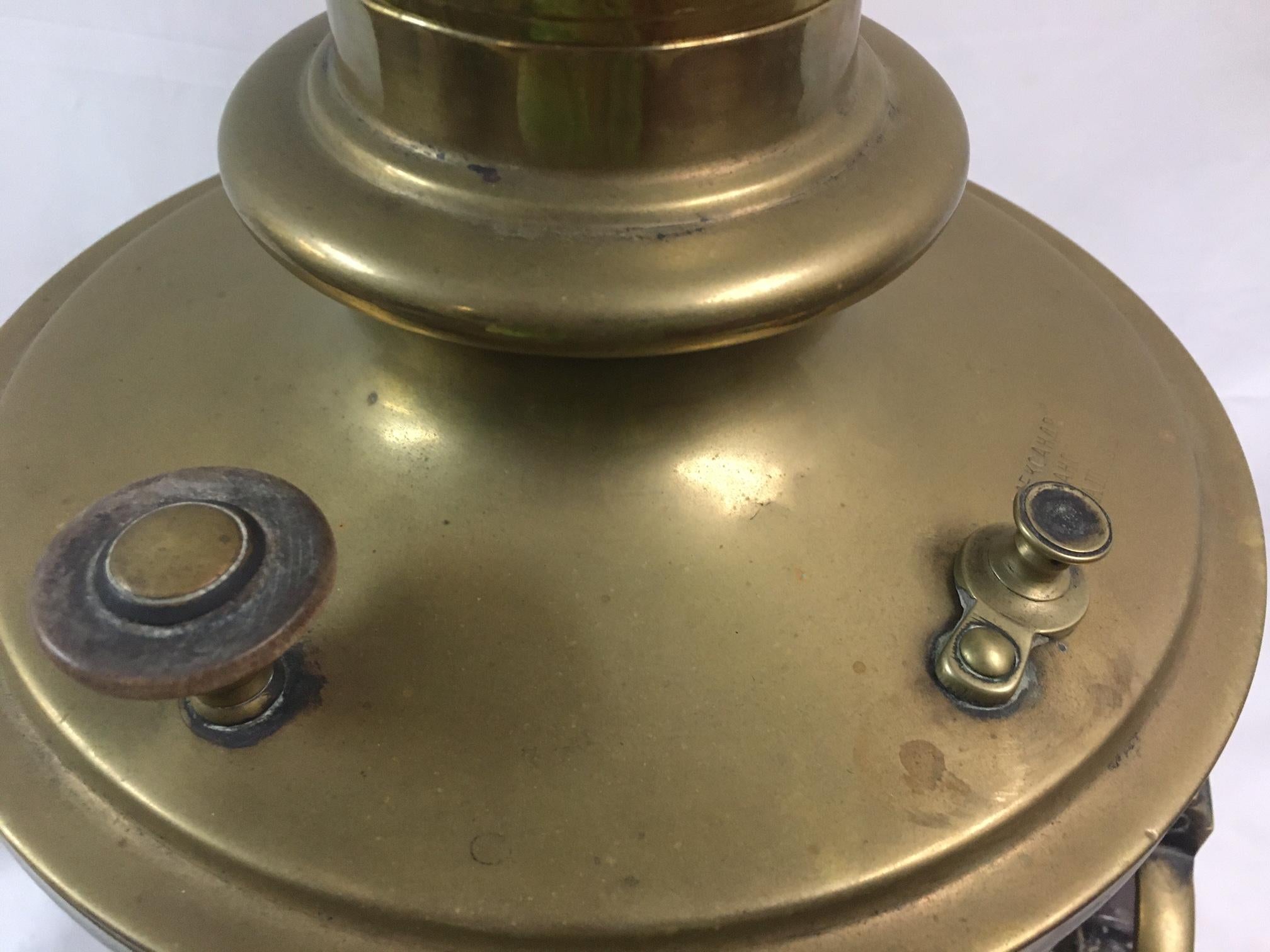 Gran Lámpara Samovar Rusa de Latón del S. XIX con Sellos con Asas de Madera Báltico en venta