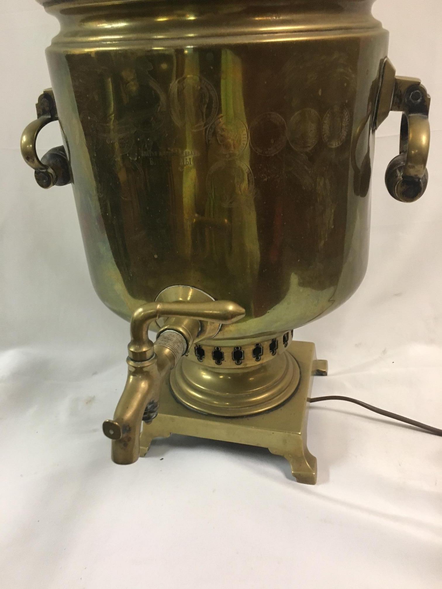 Gran Lámpara Samovar Rusa de Latón del S. XIX con Sellos con Asas de Madera Ruso en venta