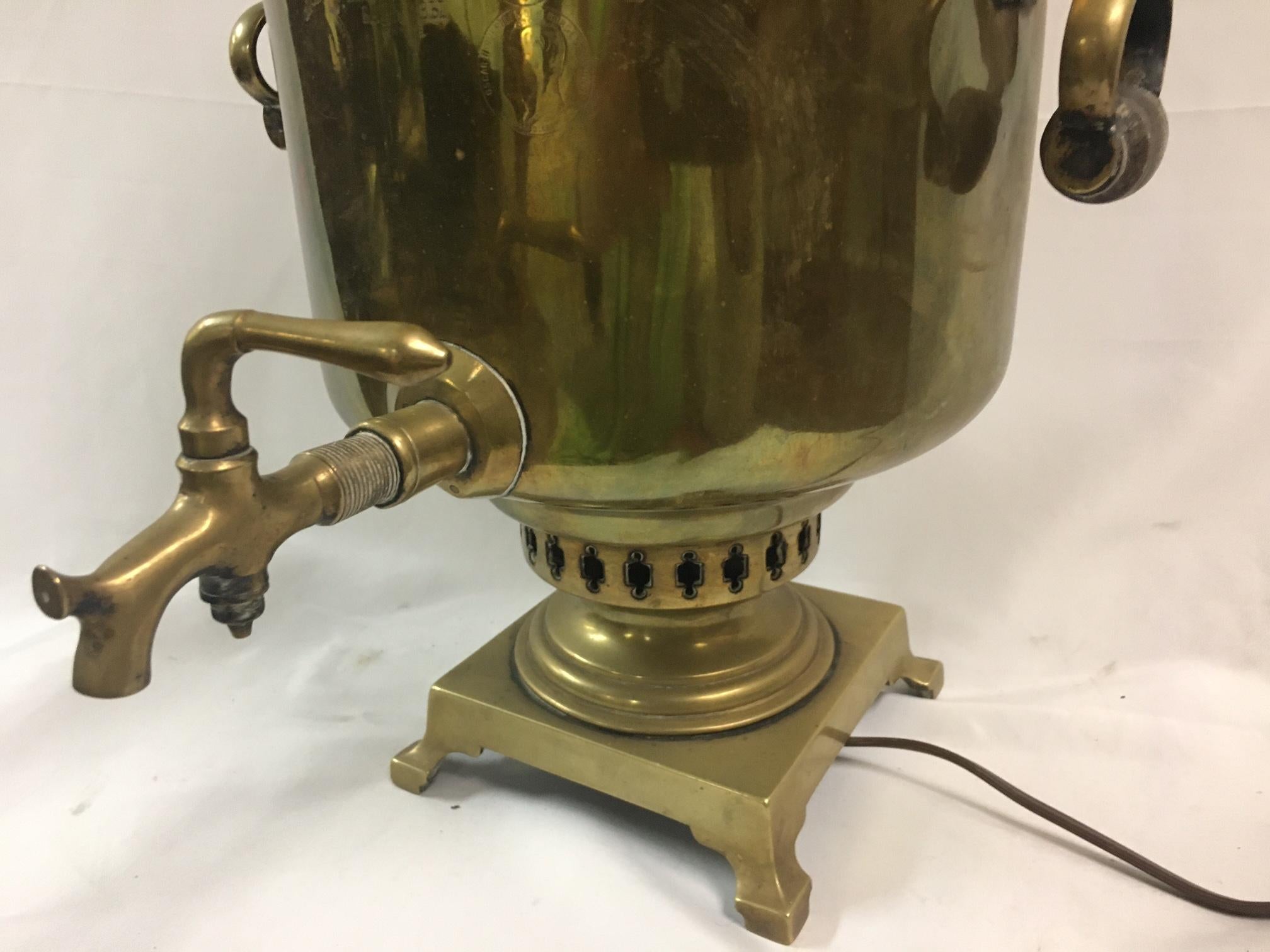 Gran Lámpara Samovar Rusa de Latón del S. XIX con Sellos con Asas de Madera en Bueno estado para la venta en Savannah, GA