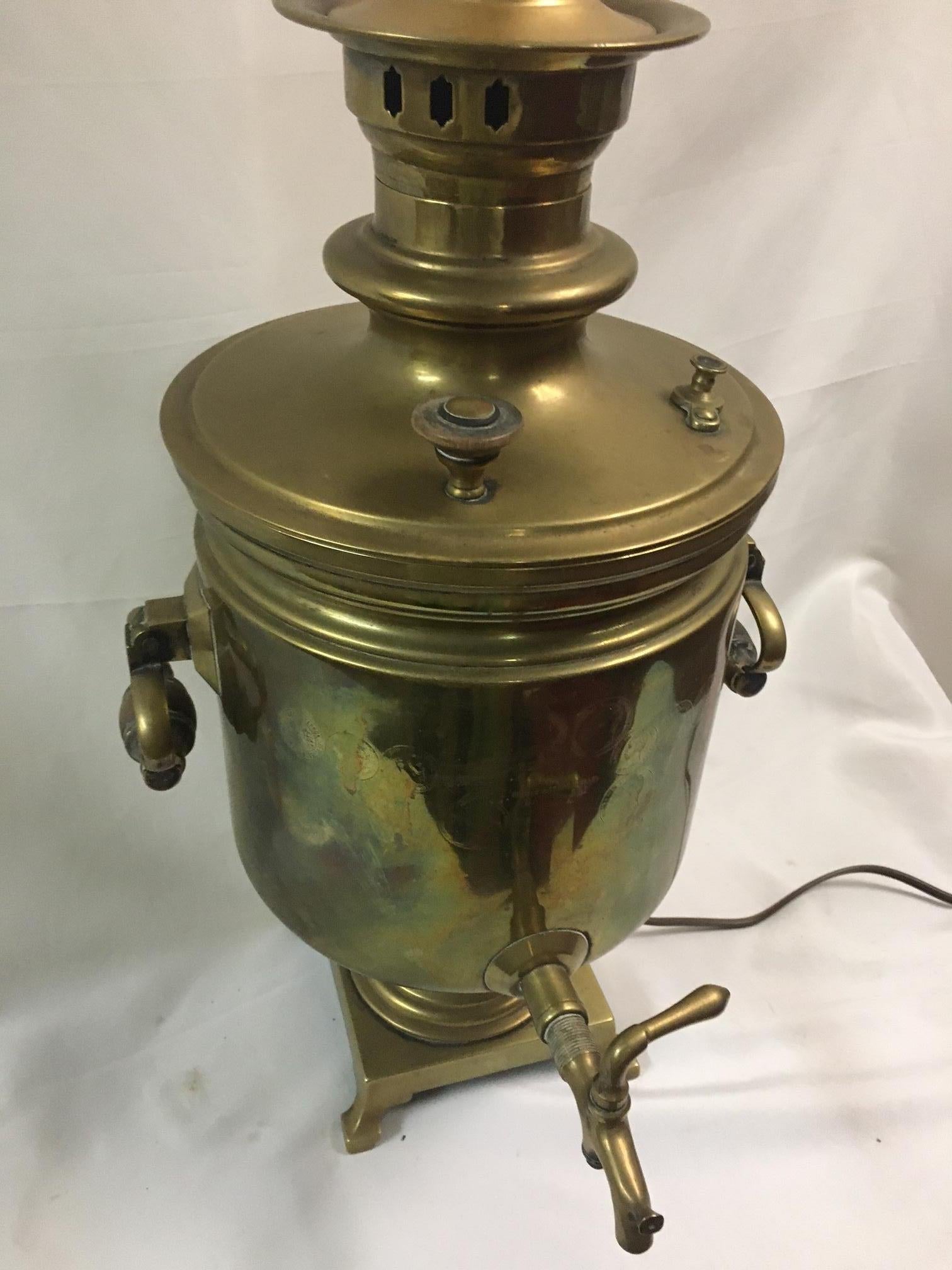 Gran Lámpara Samovar Rusa de Latón del S. XIX con Sellos con Asas de Madera Fines del siglo XIX en venta