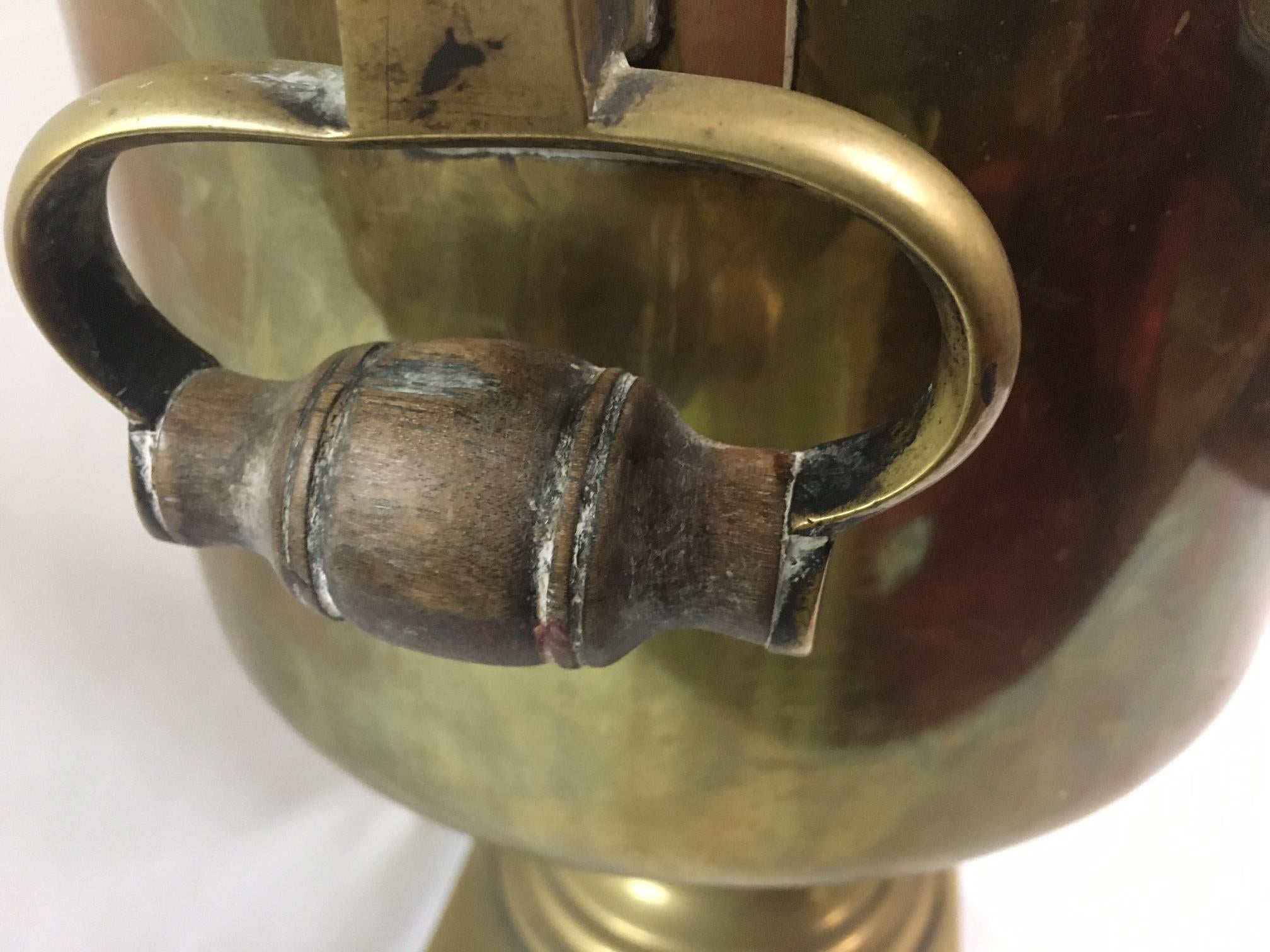 Gran Lámpara Samovar Rusa de Latón del S. XIX con Sellos con Asas de Madera en venta 2