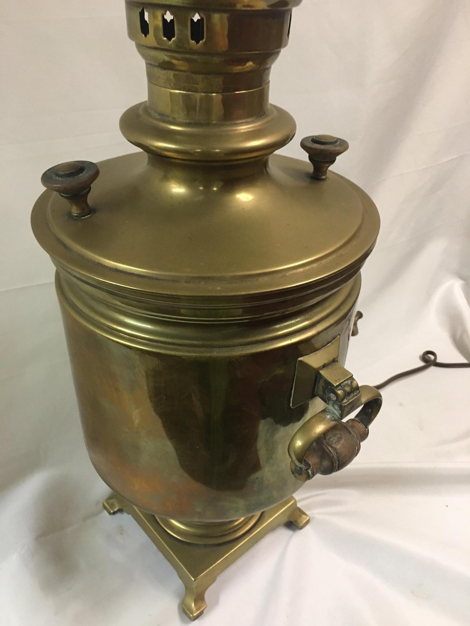 Gran Lámpara Samovar Rusa de Latón del S. XIX con Sellos con Asas de Madera en venta 3