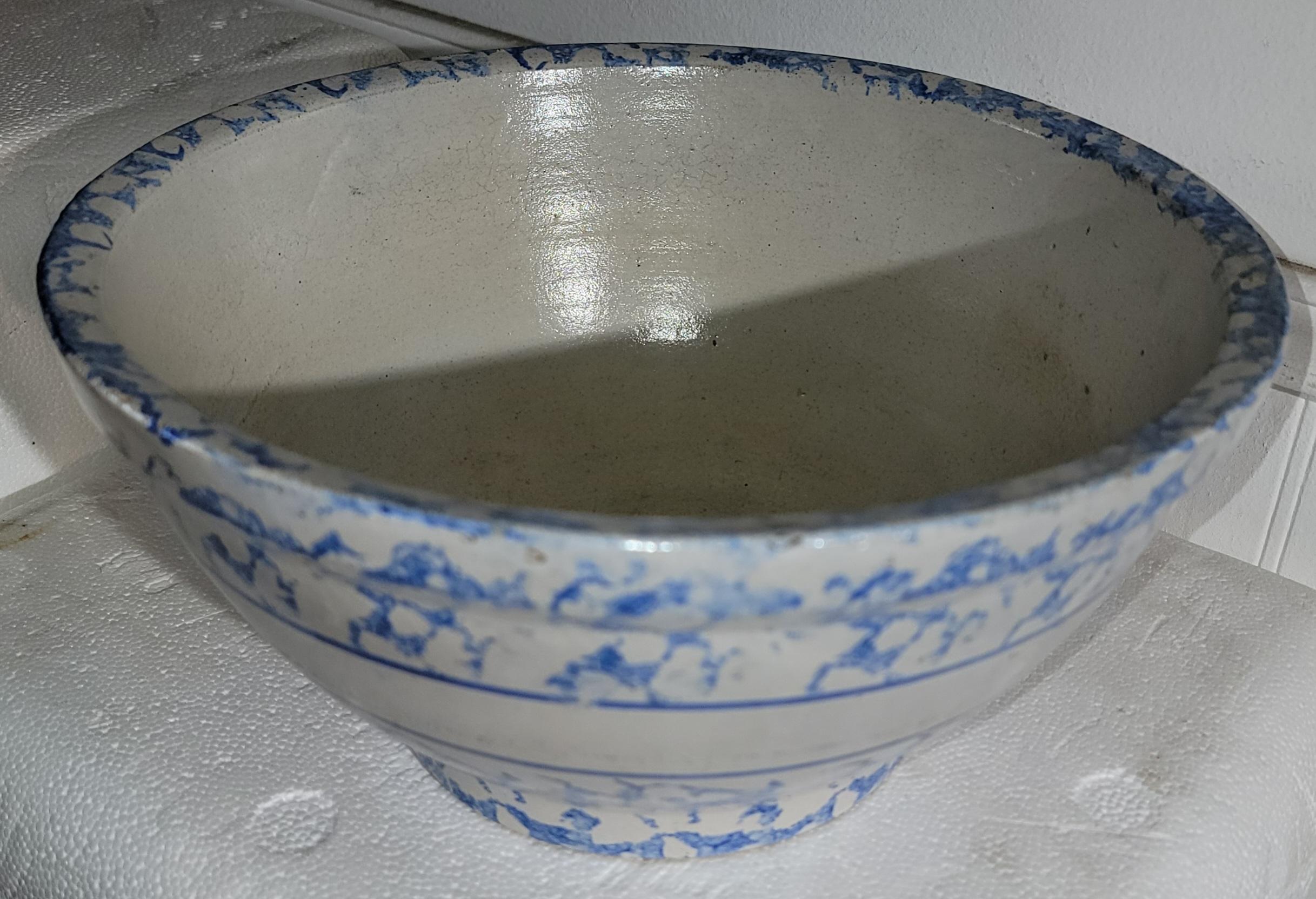 Ottocento di grandi dimensioni  ciotola in spugna. Bellissima la palette di colori blu e bianchi. Una lunga striscia bianca verso la parte superiore della ciotola. Usura minore, piccole crepe che si sono create durante la realizzazione di questa