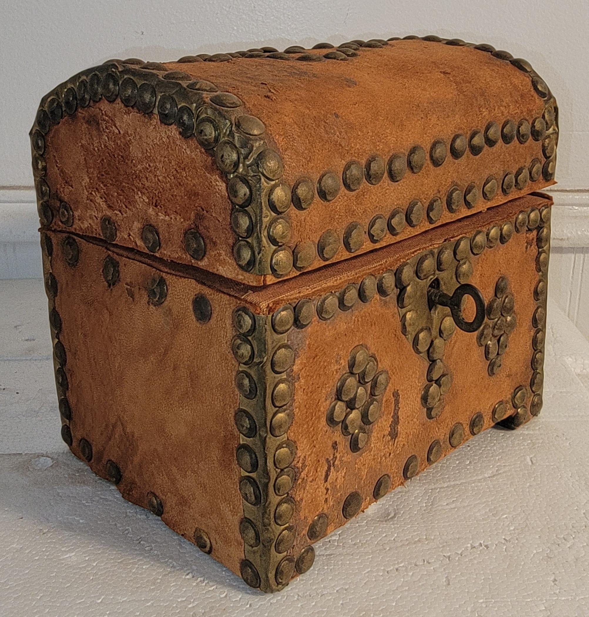 Americano Scatola con borchie in pelle e legno 19Thc con chiave in vendita