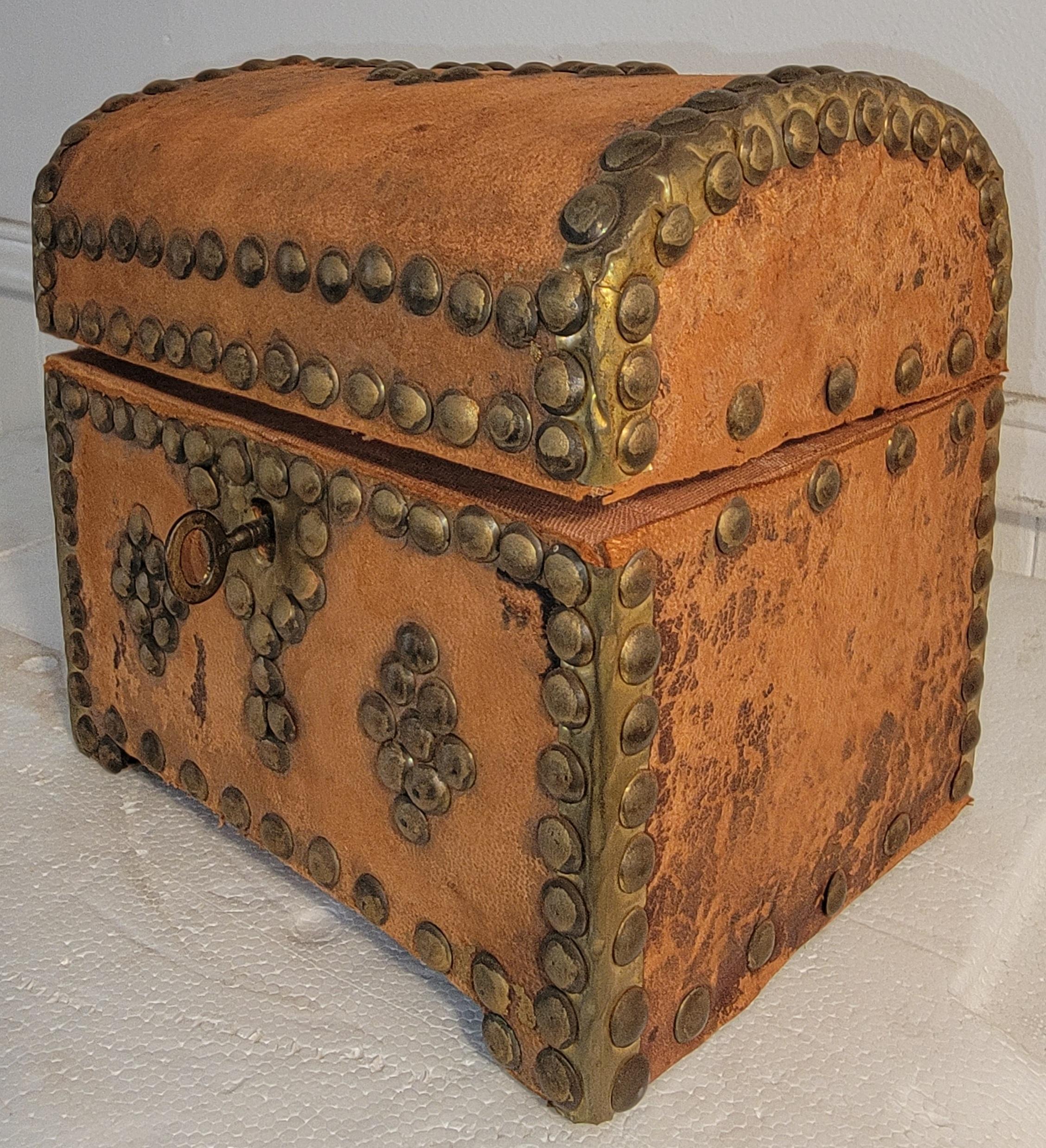 Scatola con borchie in pelle e legno 19Thc con chiave In condizioni buone in vendita a Los Angeles, CA