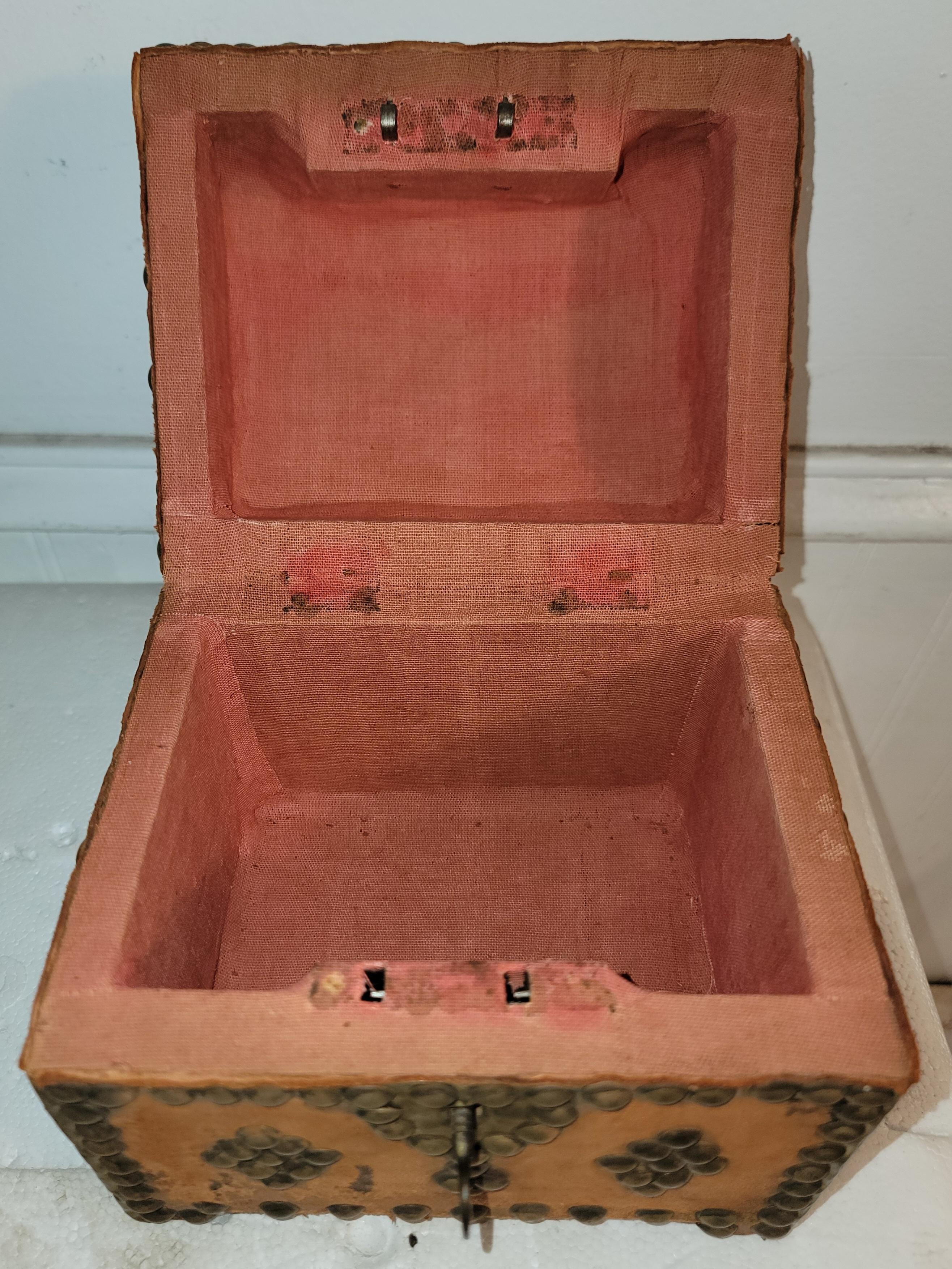 XIX secolo Scatola con borchie in pelle e legno 19Thc con chiave in vendita
