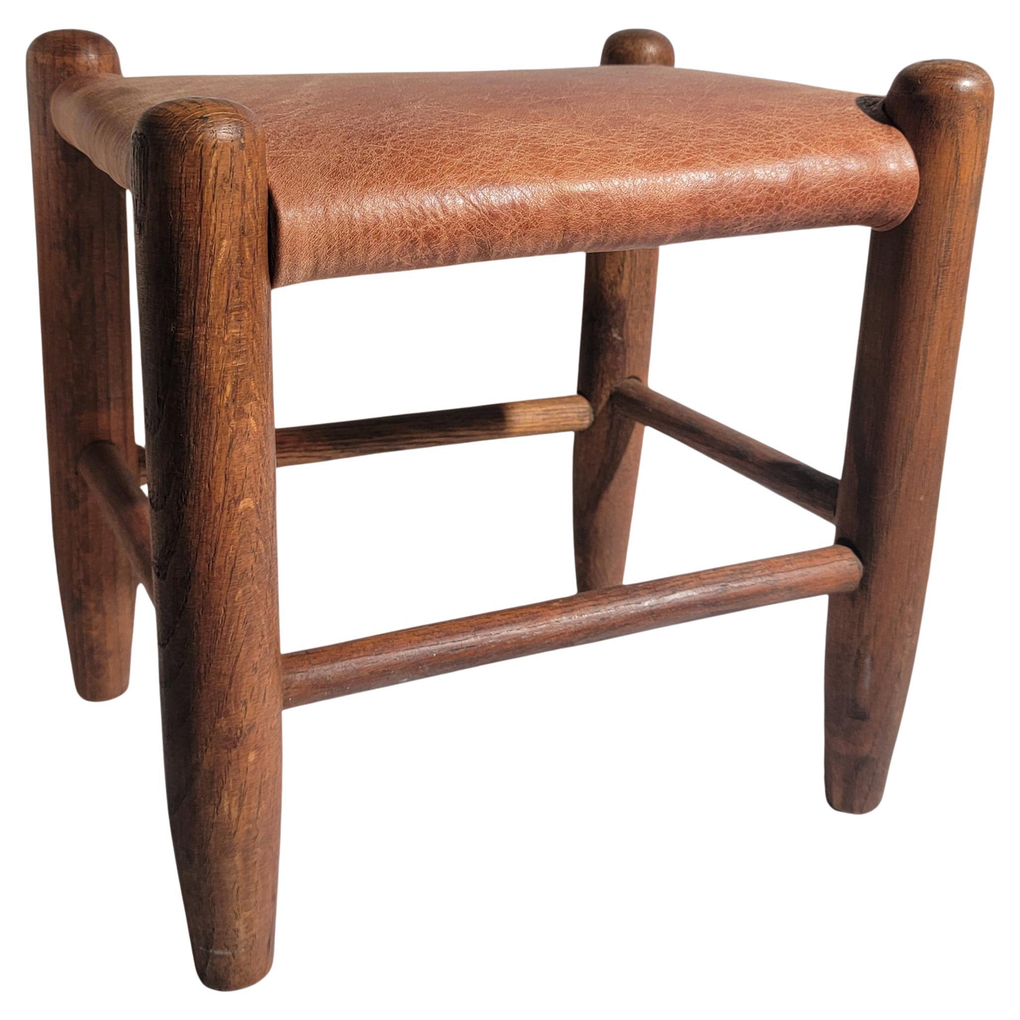 19Thc Tabouret en bois avec assise en cuir