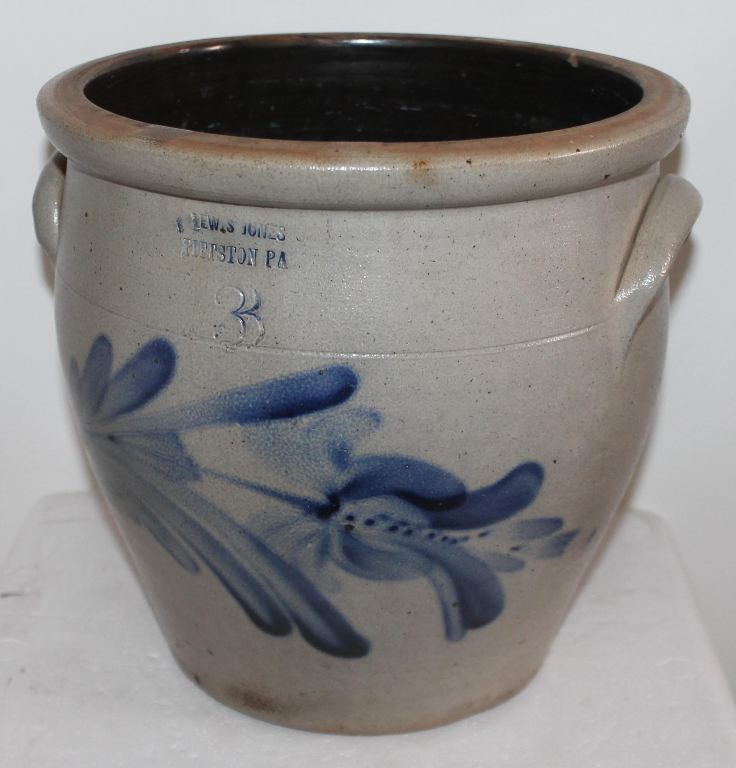 19ème siècle Lewis Jones Pittston PA. Jolie jarre en grès de 3 gallons à décor bleu cobalt. Estampillé de la marque du fabricant. Décoration florale cobalt frangée à la main qui englobe la majeure partie de la jarre. Il y a deux poignées robustes de