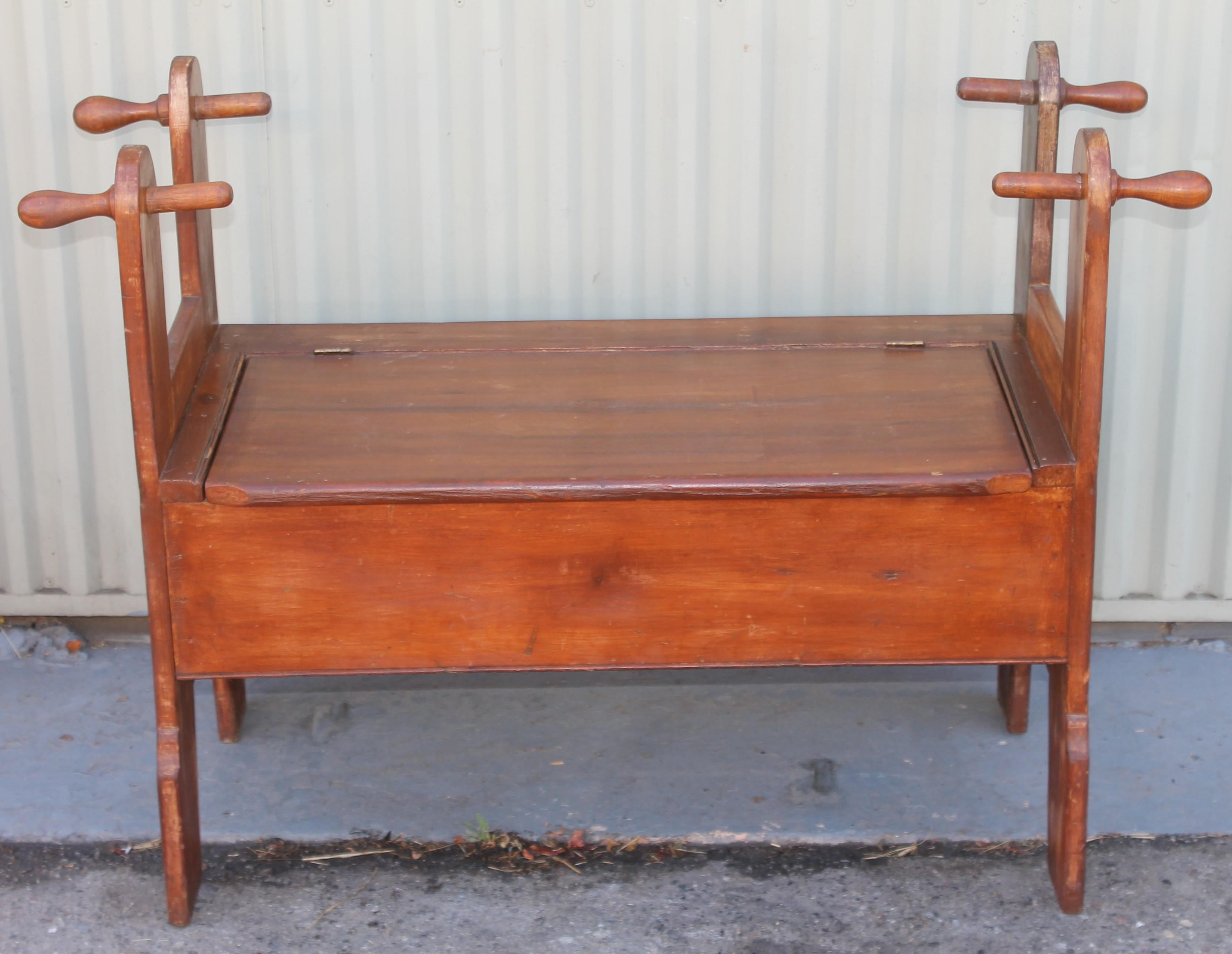 19Thc Lift Top Table From New England In Good Condition For Sale In Los Angeles, CA