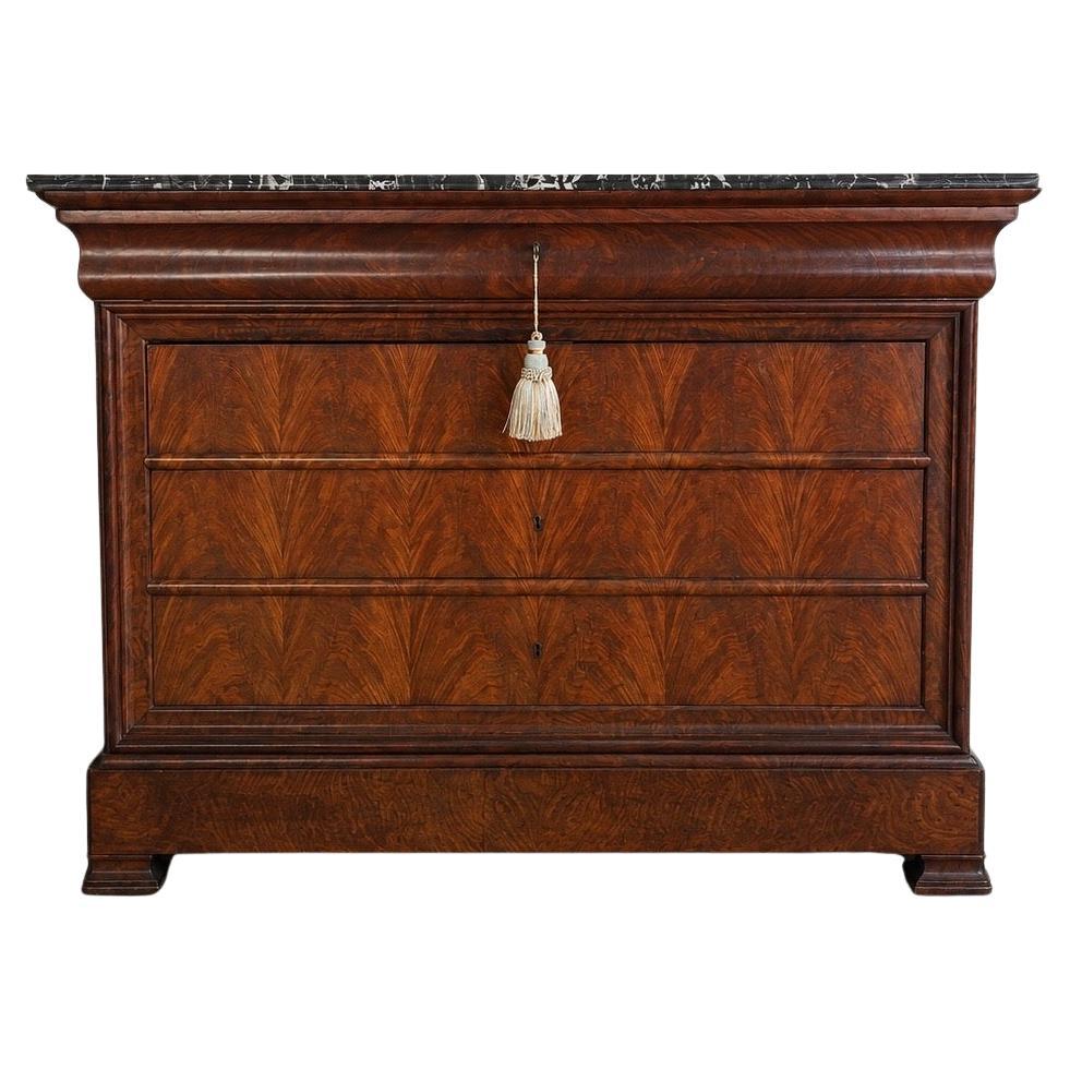 Commode Louis Philippe du 19e siècle en acajou flammé avec marbre gris et pieds à consoles