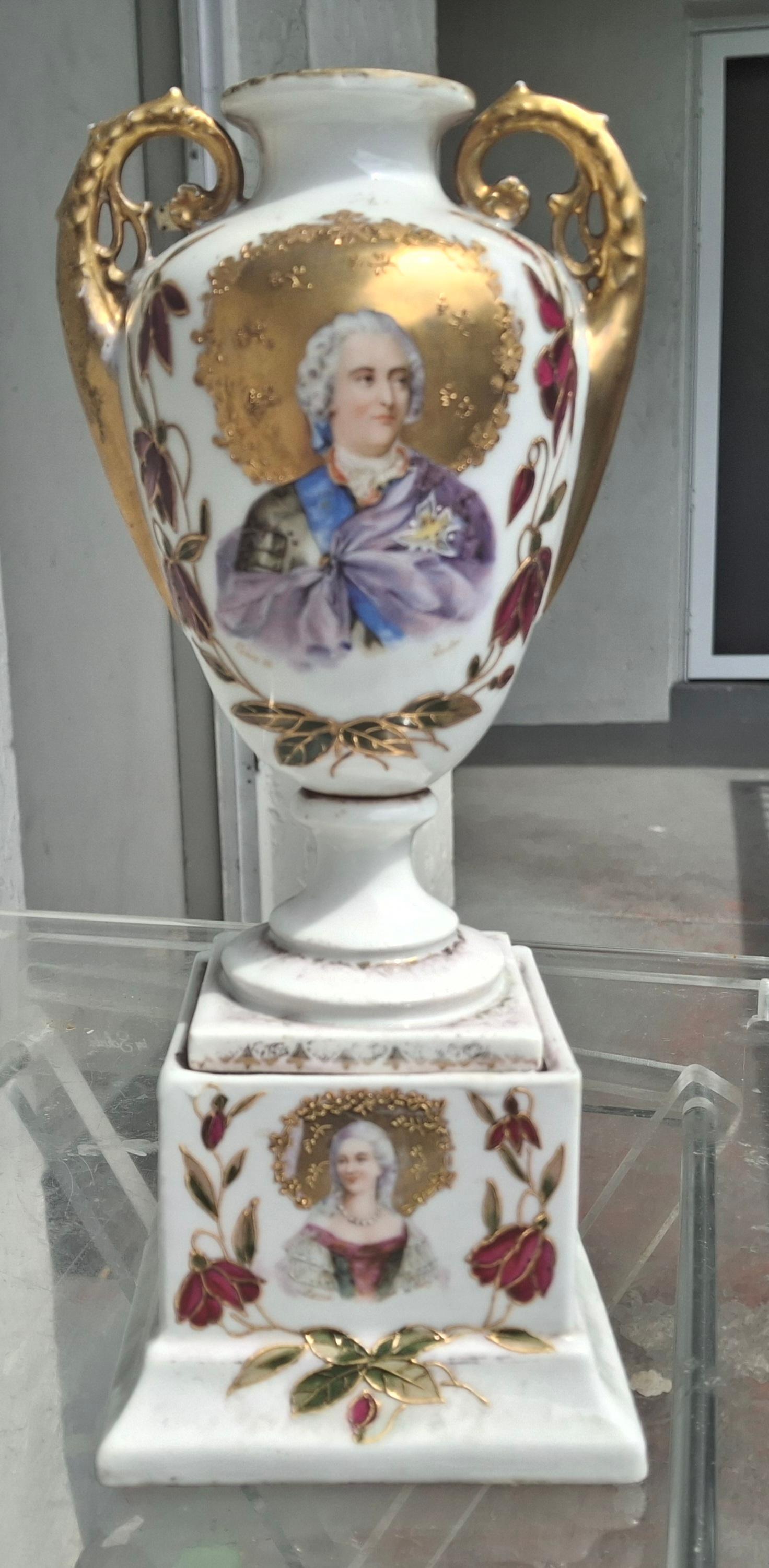 Vaso/urna in porcellana Luigi XV della Royal Vienna del 29° secolo. Firmato e contrassegnato. Arredato con cura. Nessun danno.