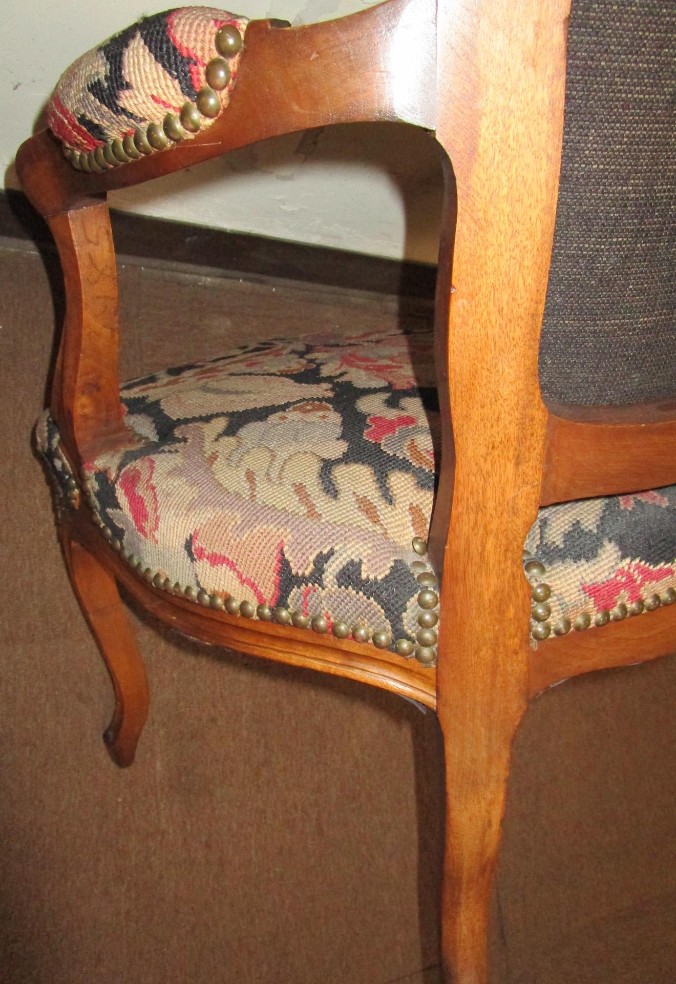 Fauteuils in noce intagliato in stile Luigi XVI del XIX secolo con tappezzeria a punto d'ago in vendita 5
