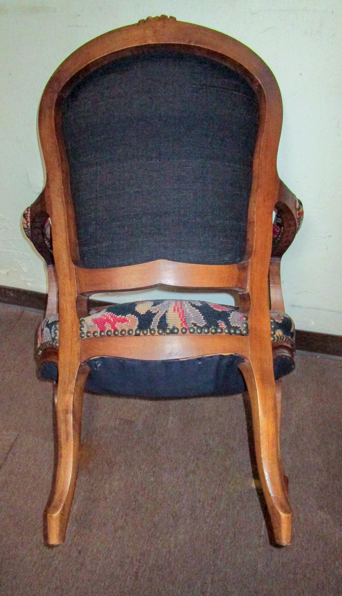 Fauteuils in noce intagliato in stile Luigi XVI del XIX secolo con tappezzeria a punto d'ago in vendita 7