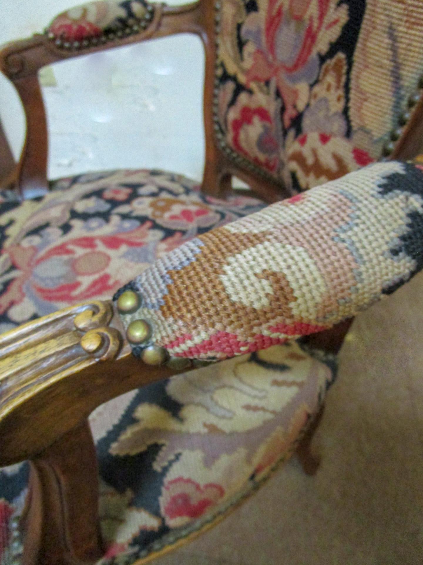 Ottone Fauteuils in noce intagliato in stile Luigi XVI del XIX secolo con tappezzeria a punto d'ago in vendita