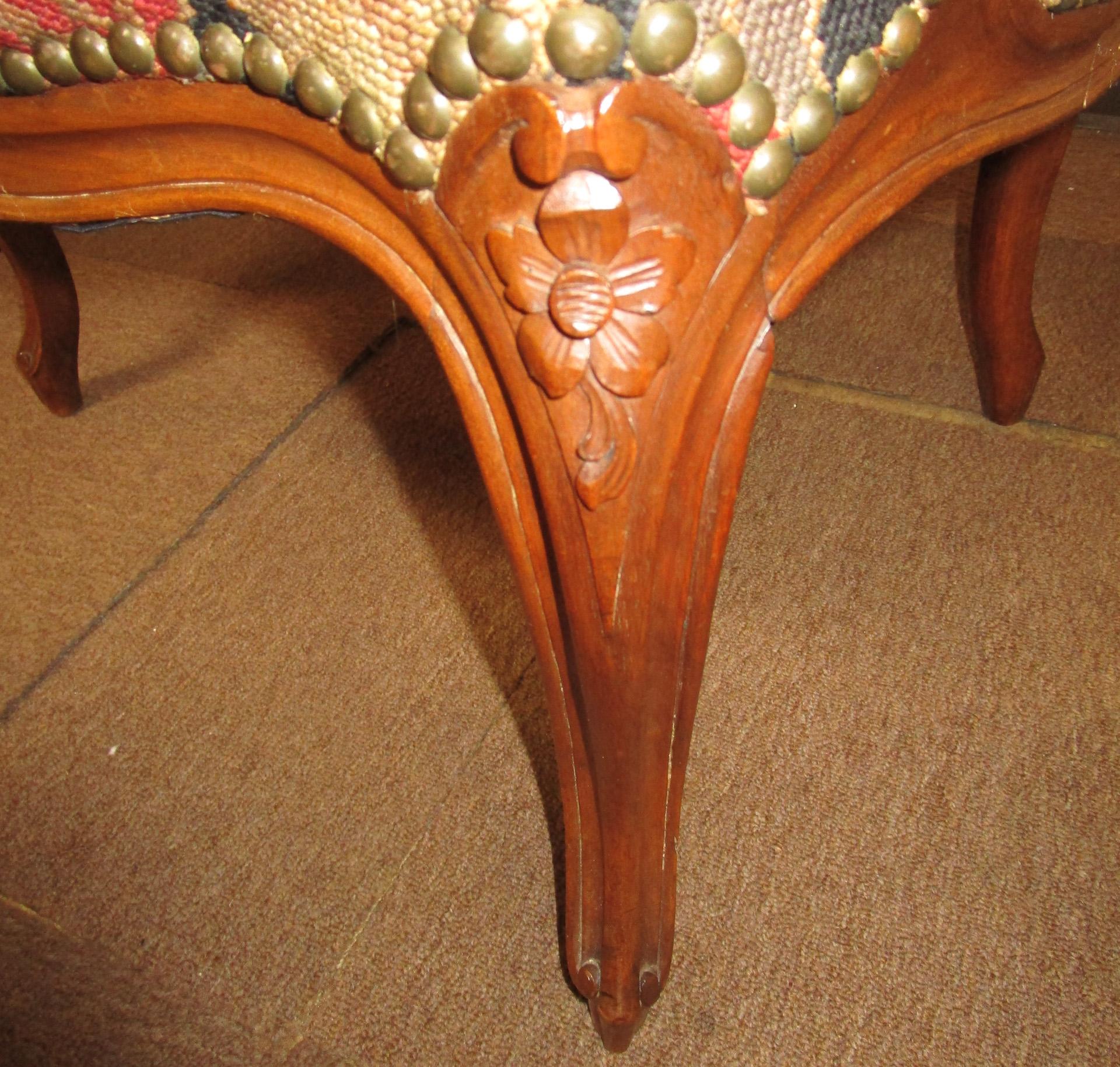Fauteuils in noce intagliato in stile Luigi XVI del XIX secolo con tappezzeria a punto d'ago in vendita 3