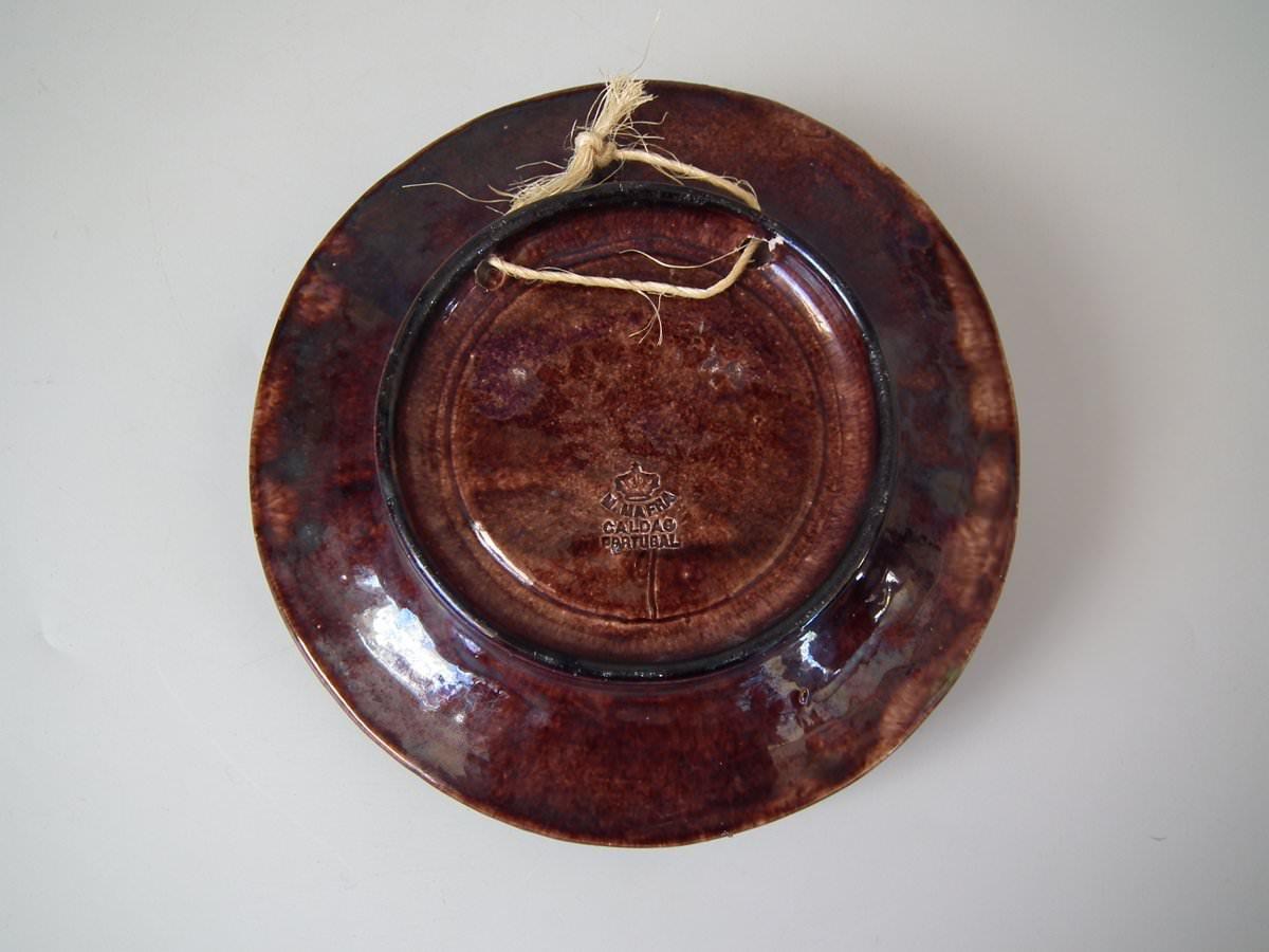 Mafra Portuguese Palissy Majolica wall plate which features lizards and beetles. Coloration: green, brown, blue, are predominant. The piece bears maker's marks for the Mafra pottery.
