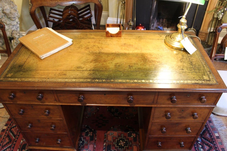 19thc. Mahogany Pedestal Desk For Sale at 1stDibs