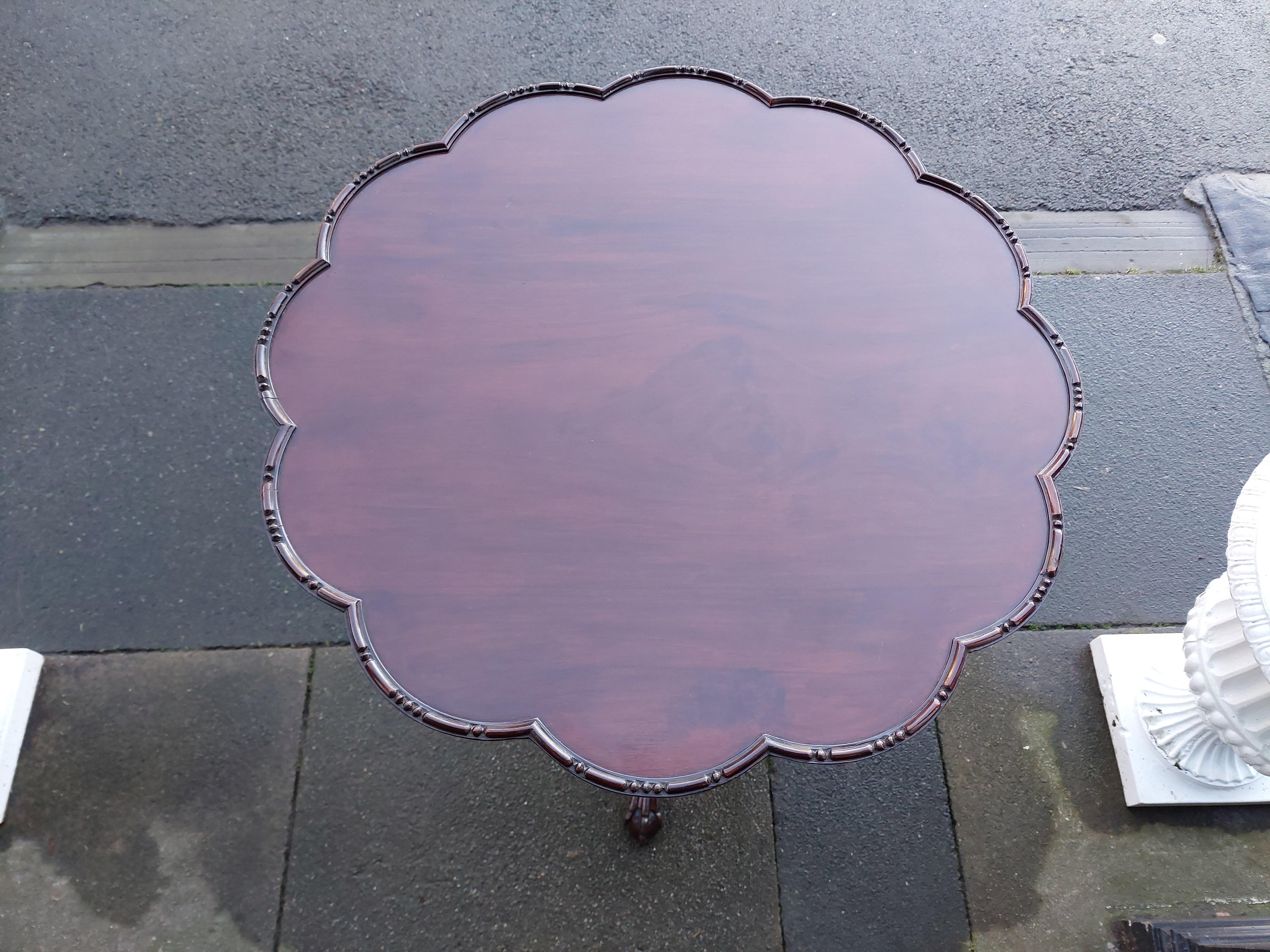 Table tripode à plateau basculant en acajou du 19ème siècle, avec plateau en forme, bord en forme d'œuf et de fléchette, colonne en balustre cannelée et tournée sur des pieds en griffe et en boule - 24
