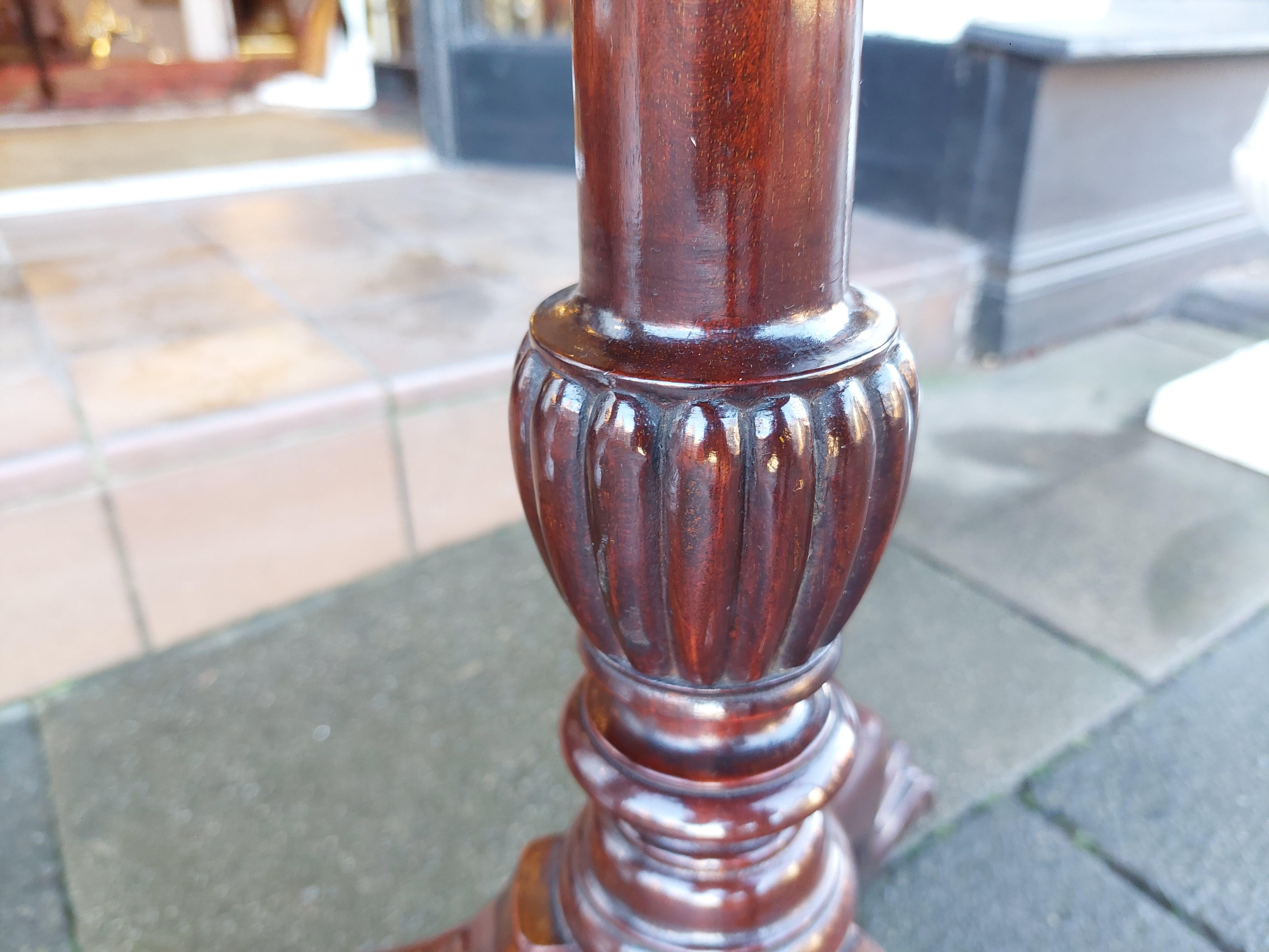 Table tripode à plateau basculant en acajou du XIXe siècle en vente 1