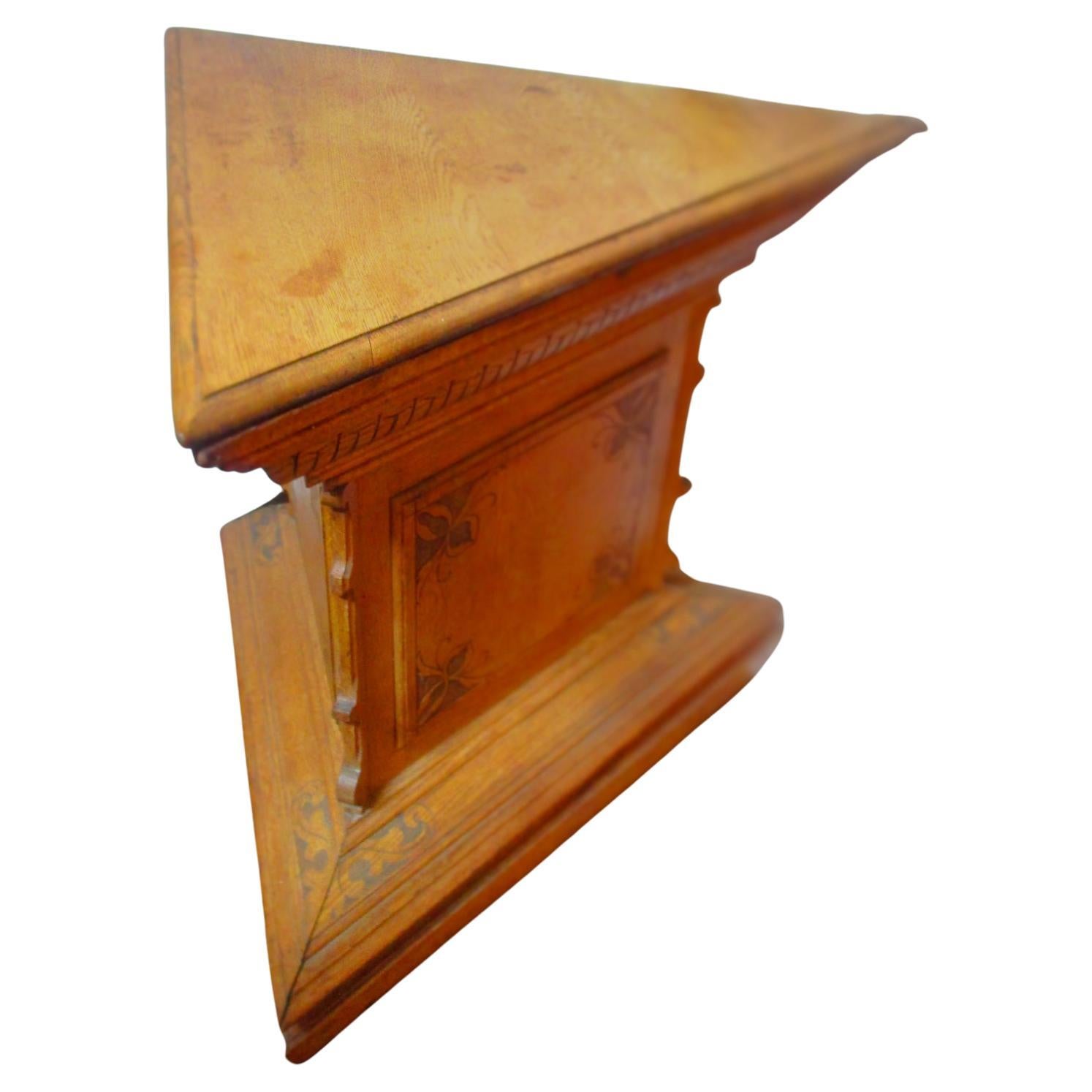 Table autel maonnique triangulaire en chne sculpt du 19e sicle
