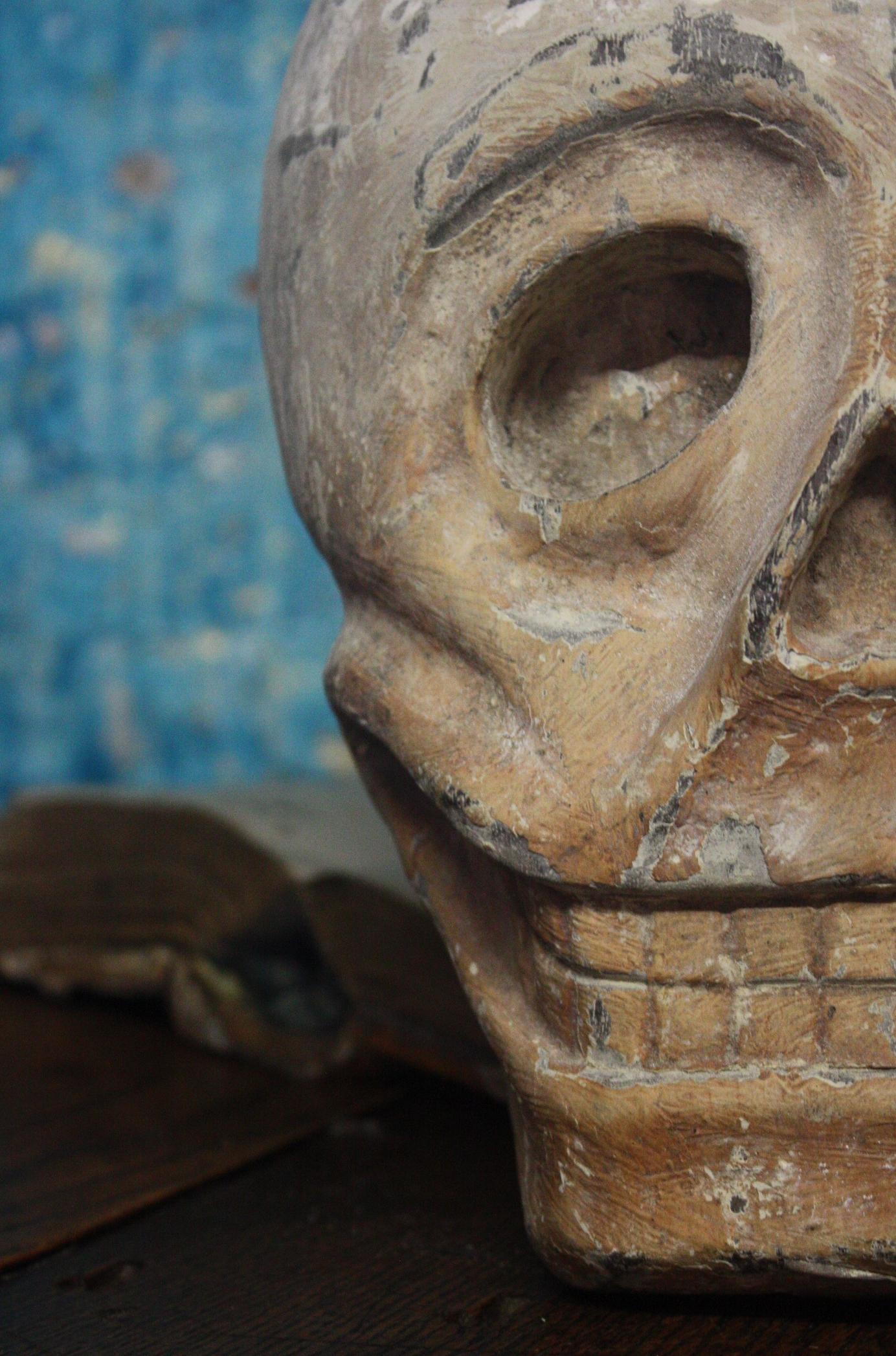 Mexikanischer Tag des Toten Dia De Los Muertos geschnitzter Eichenholz Memento Mori Schädel 5