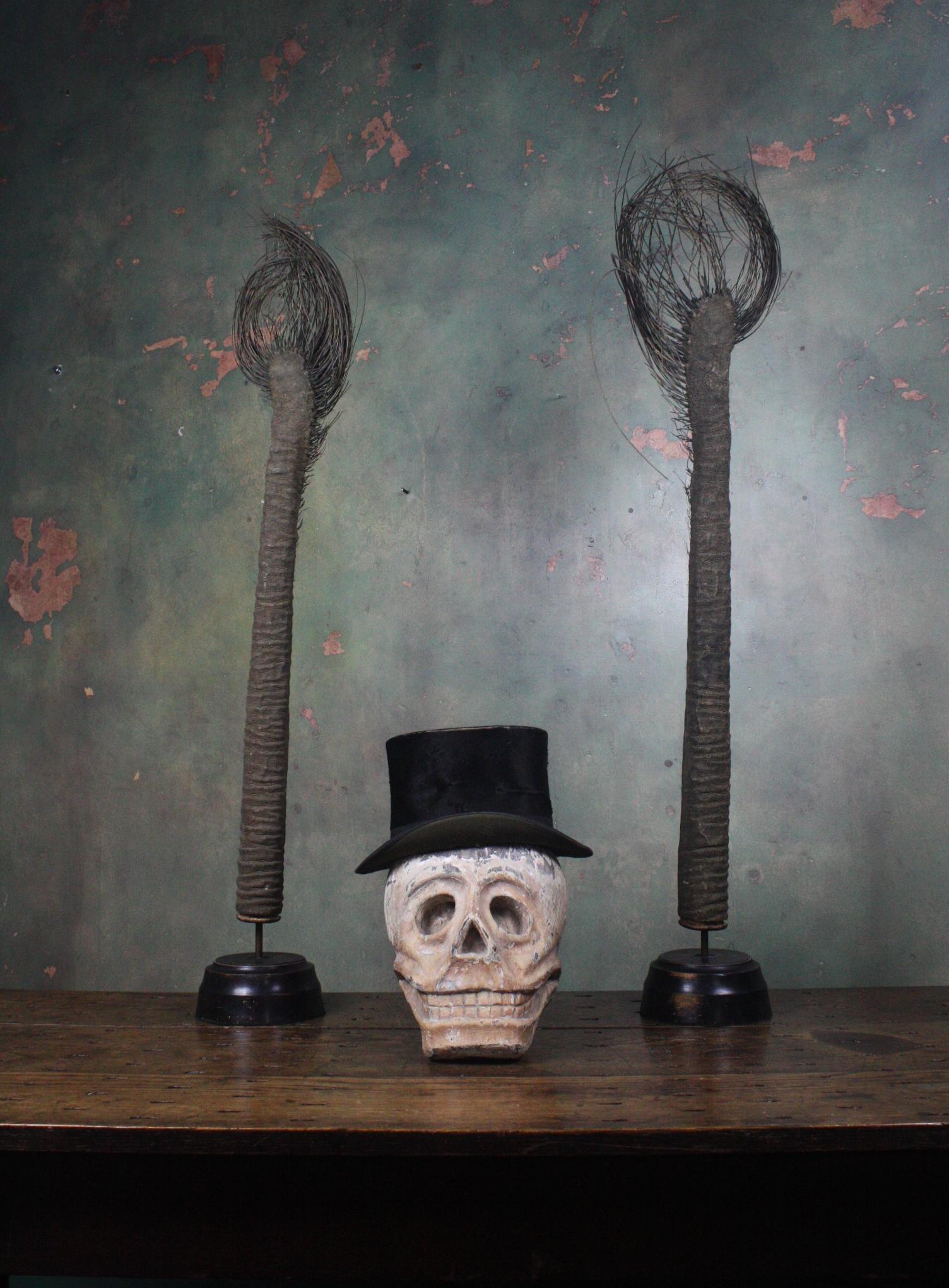 Mexikanischer Tag des Toten Dia De Los Muertos geschnitzter Eichenholz Memento Mori Schädel (Primitiv)