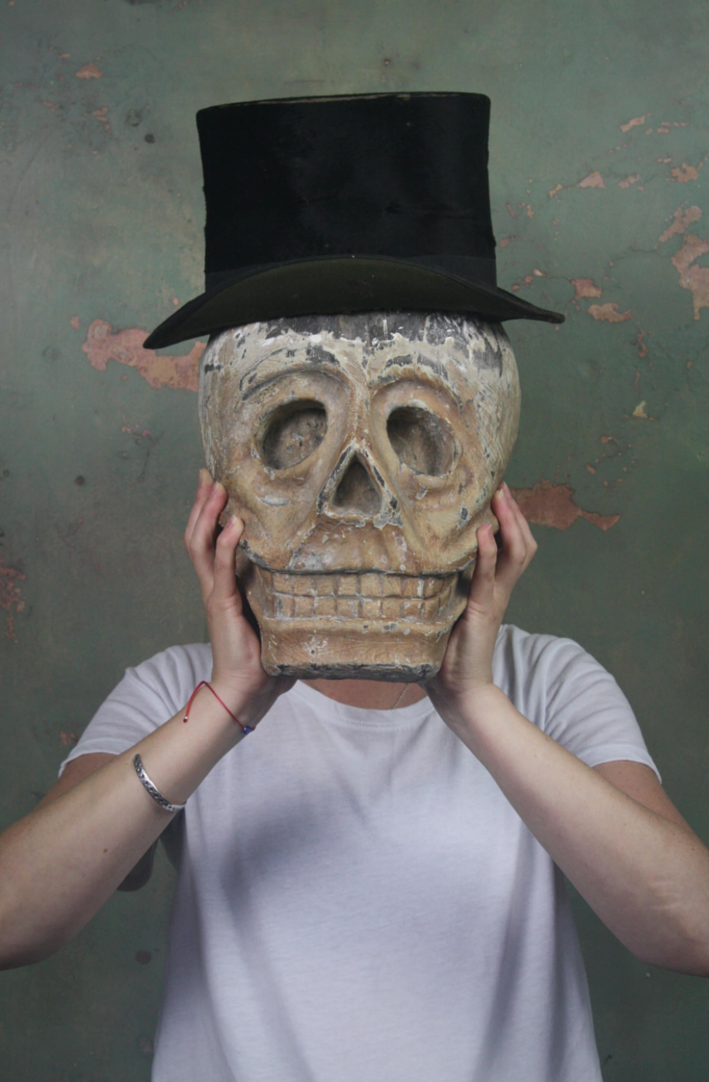 Mexikanischer Tag des Toten Dia De Los Muertos geschnitzter Eichenholz Memento Mori Schädel (Handgeschnitzt)