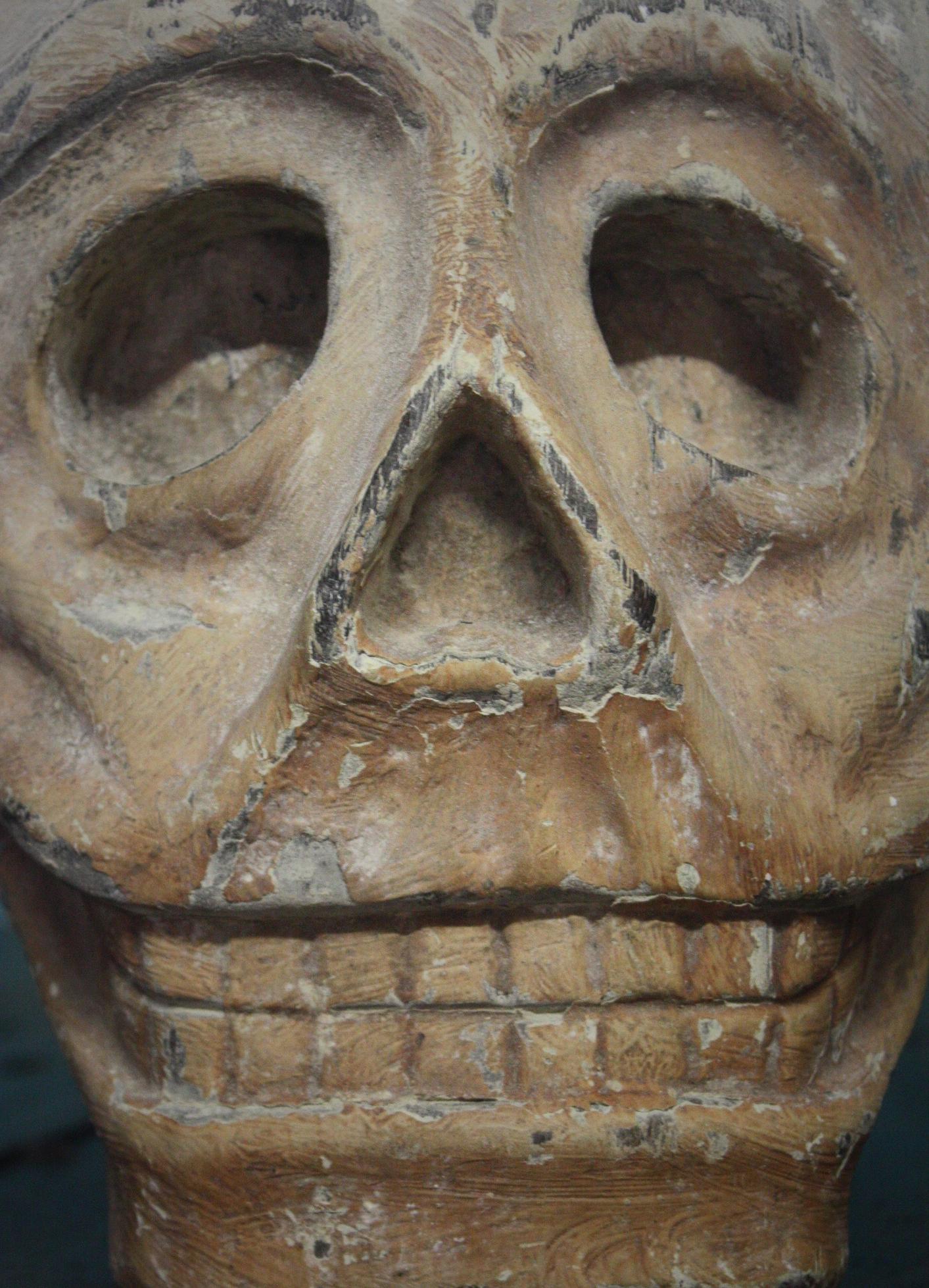 Mexikanischer Tag des Toten Dia De Los Muertos geschnitzter Eichenholz Memento Mori Schädel 1