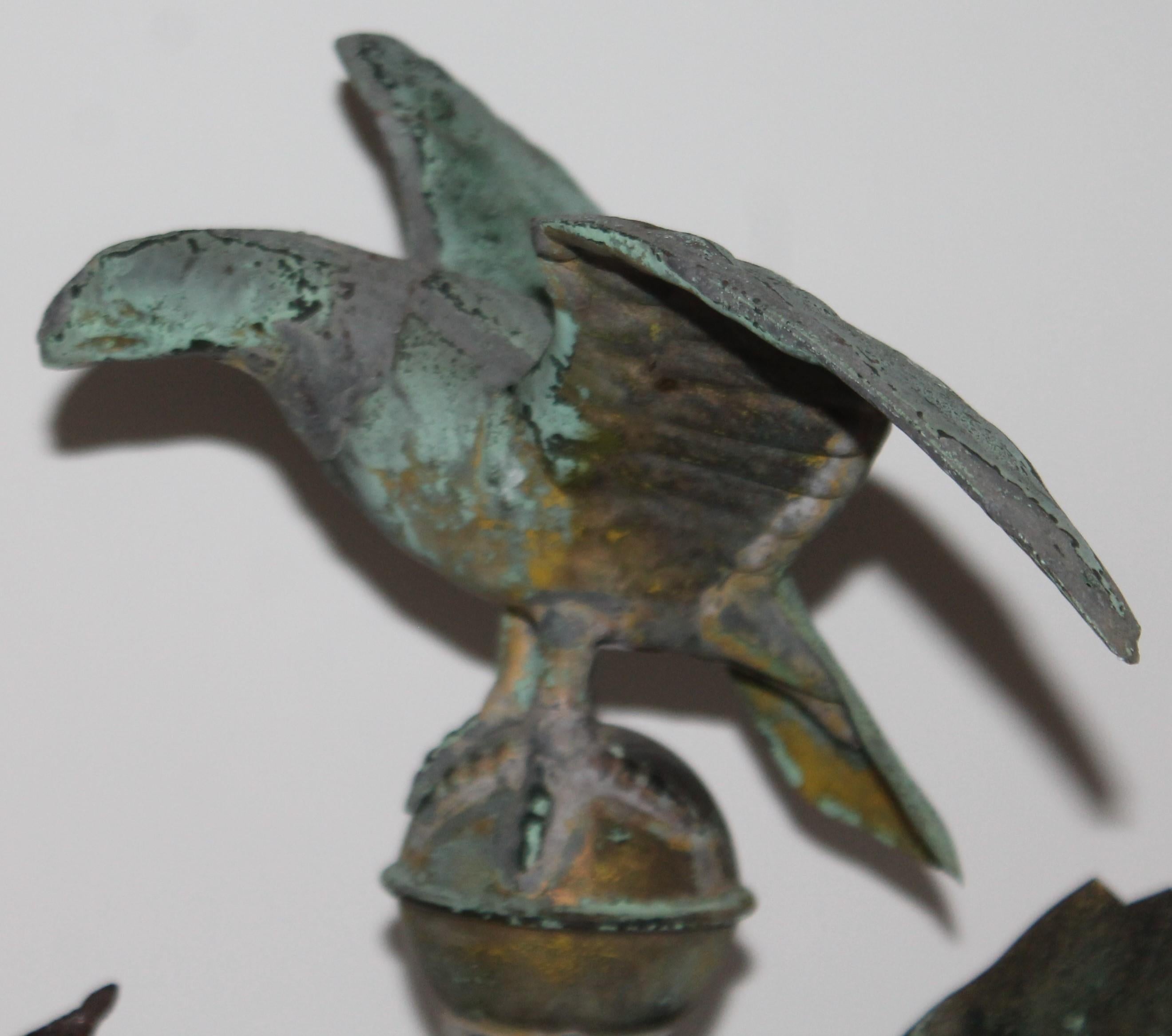 Patiné Mini girouette en forme d'aigle du 19ème siècle sur pied en vente